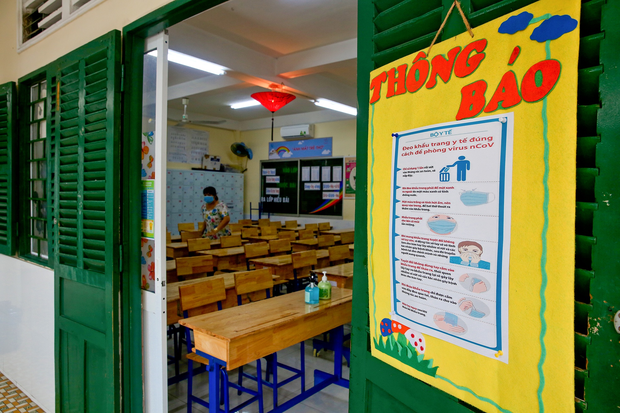 hoc sinh tro lai lop anh 1