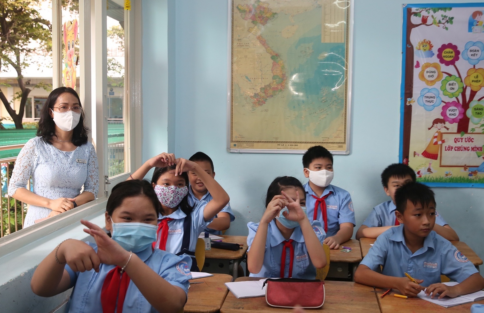 hoc sinh tieu hoc tro lai  lop anh 9