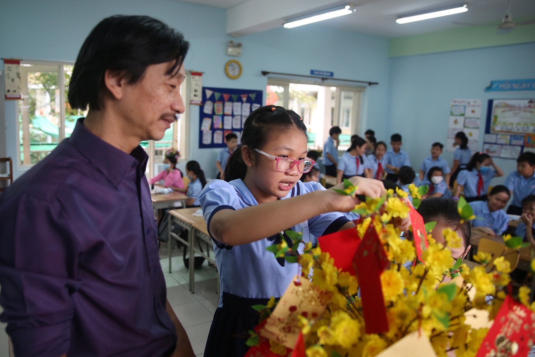 hoc sinh tieu hoc tro lai  lop anh 11