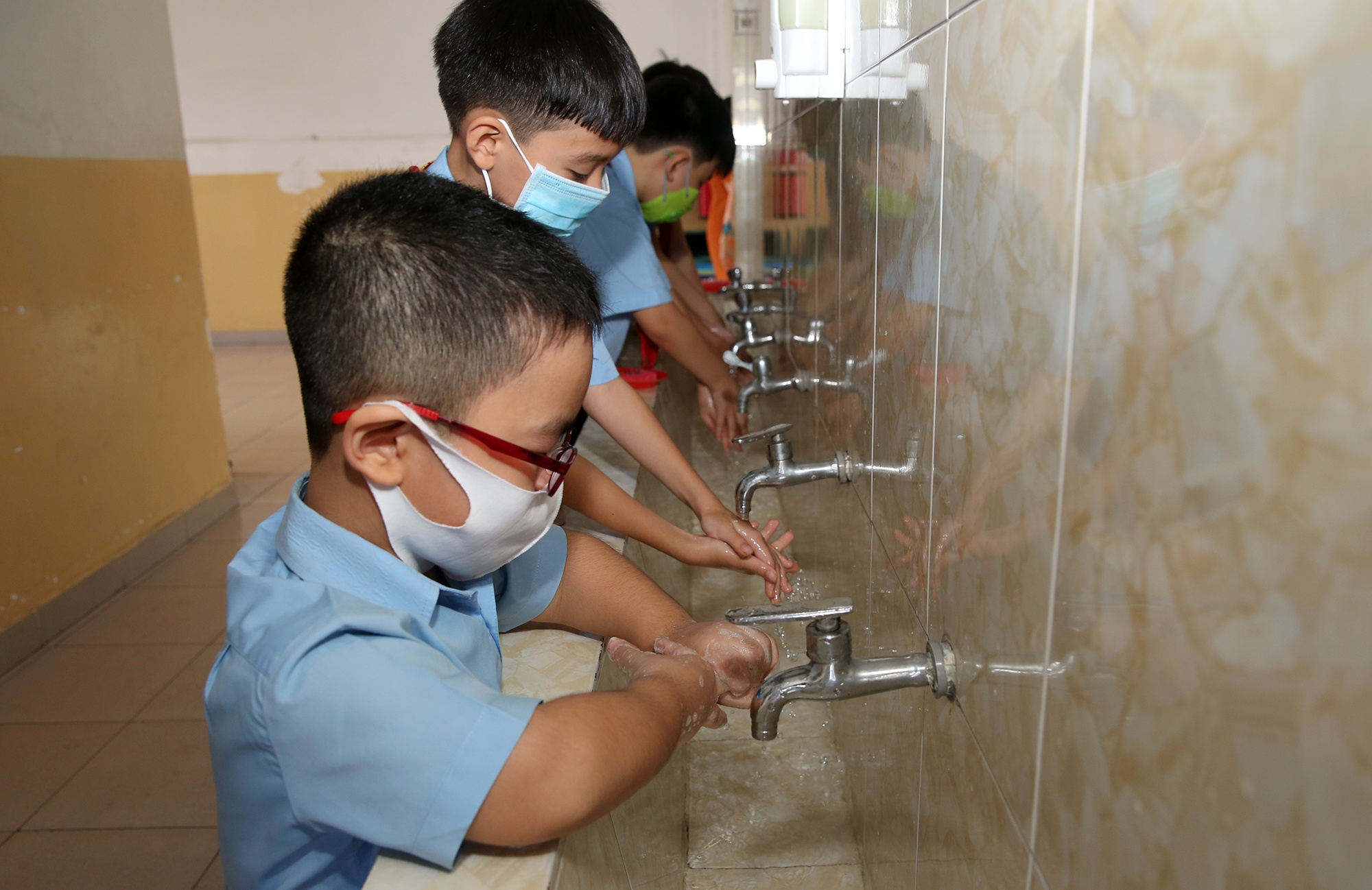 hoc sinh tieu hoc tro lai  lop anh 13