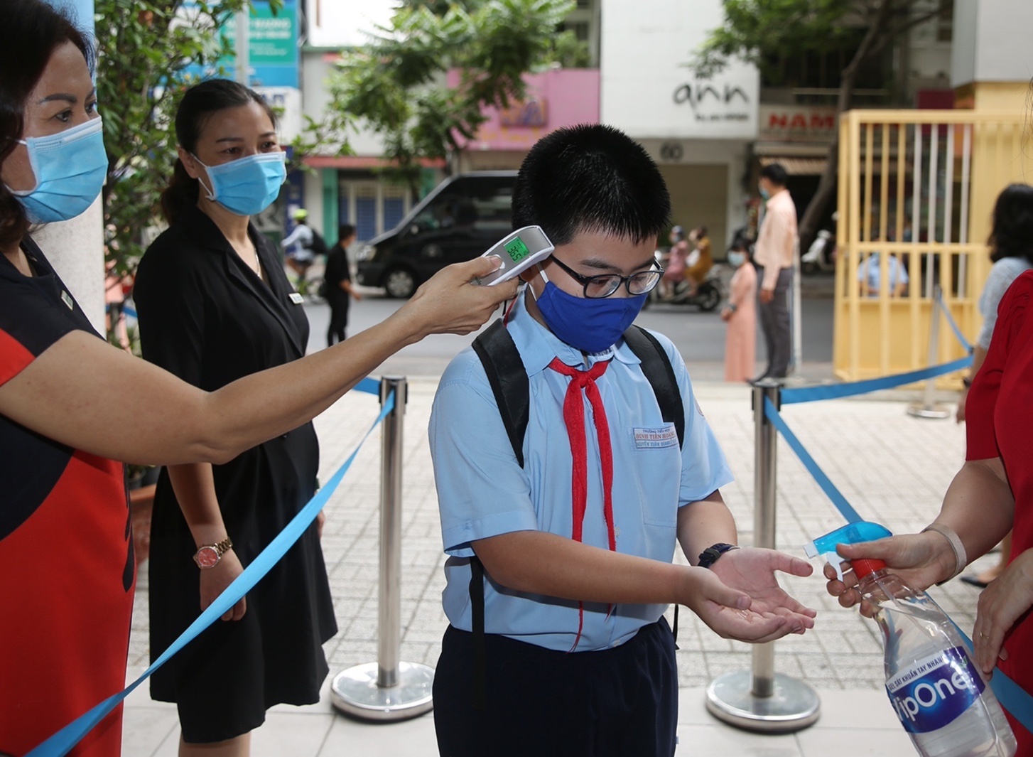hoc sinh tieu hoc tro lai  lop anh 2