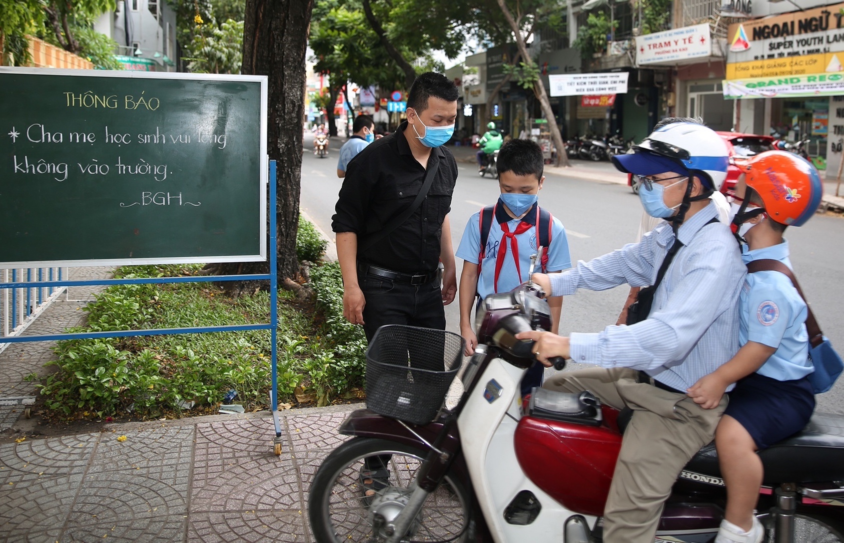 hoc sinh tieu hoc tro lai  lop anh 3