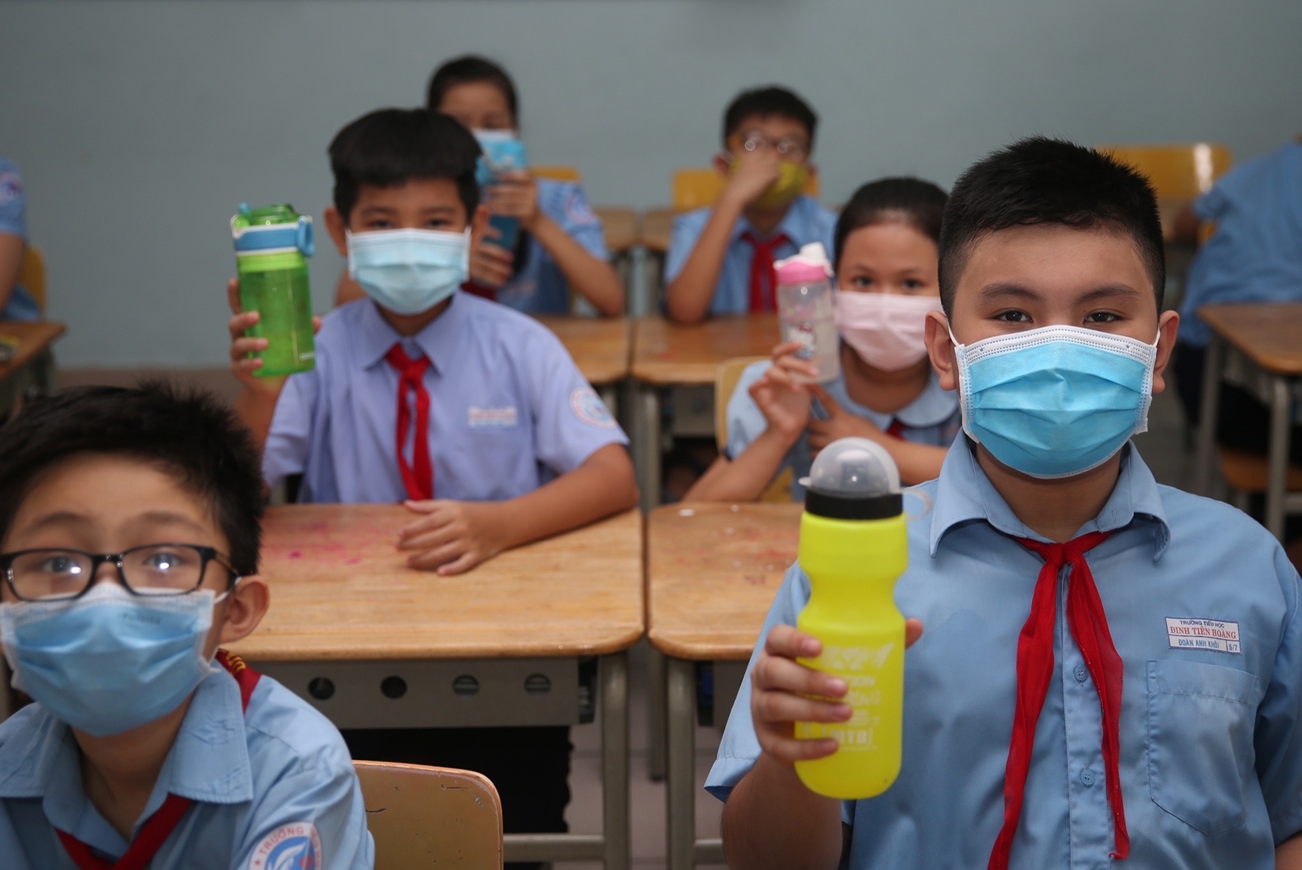 hoc sinh tieu hoc tro lai  lop anh 6