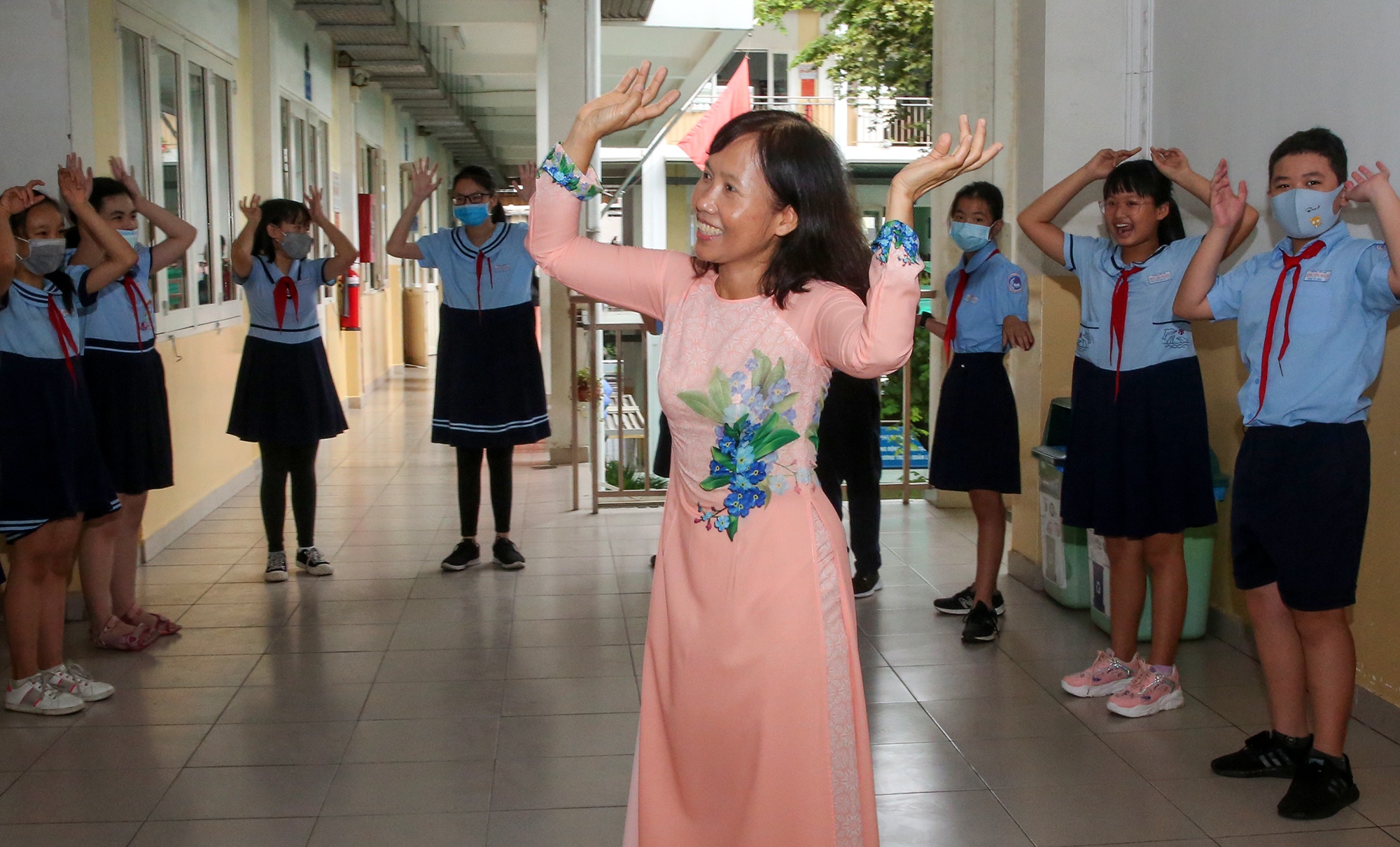 hoc sinh tieu hoc tro lai  lop anh 12