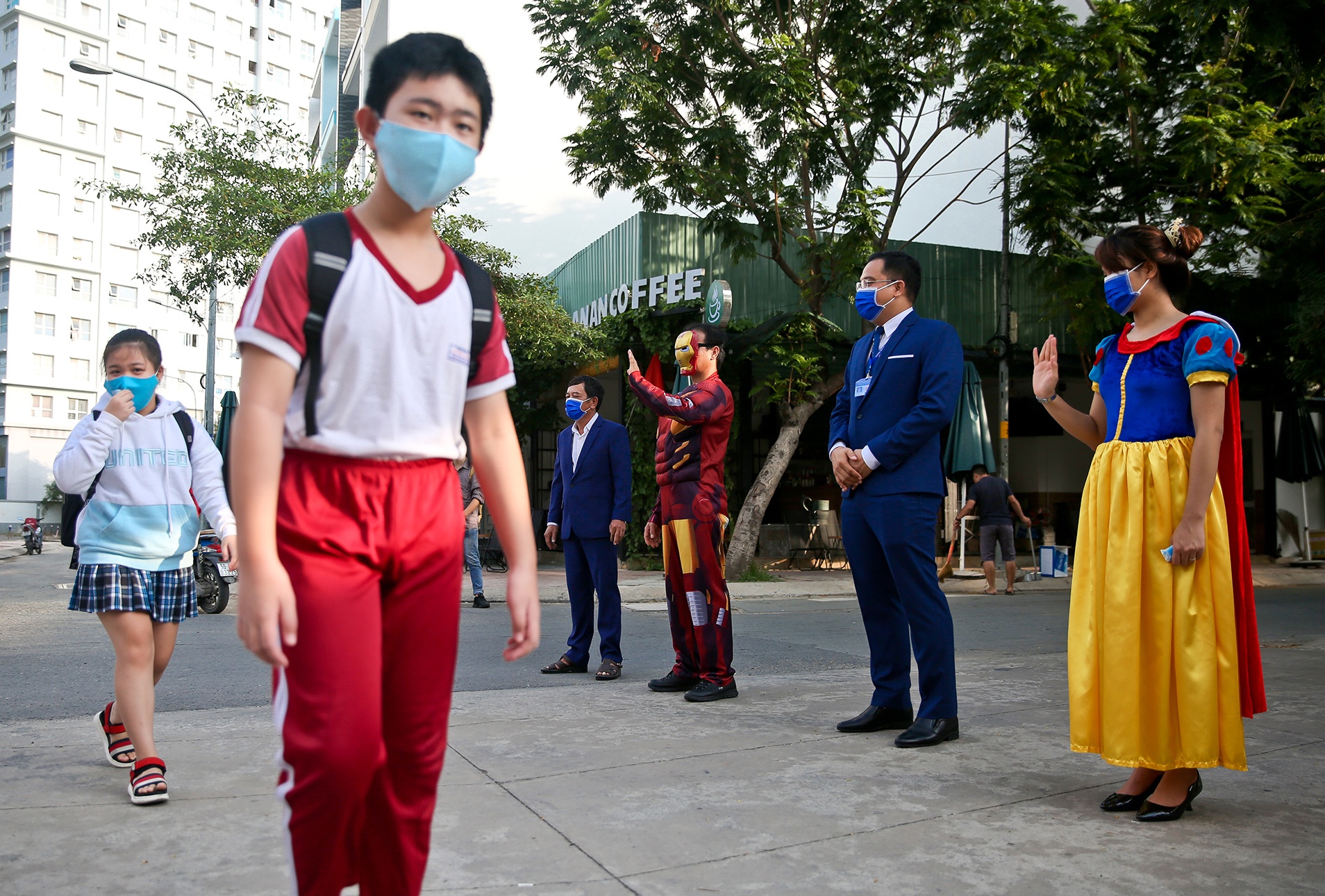 học sinh lớp 1 đi học lại ảnh 2 hoc sinh lop 1 di hoc lai anh 2