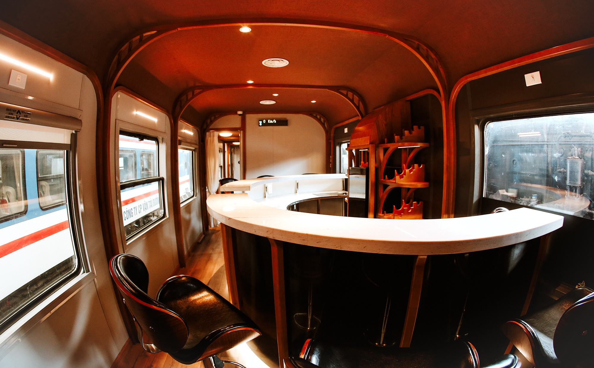 Toa tau trang bi quay bar, phong massage cho khach kham pha Viet Nam hinh anh