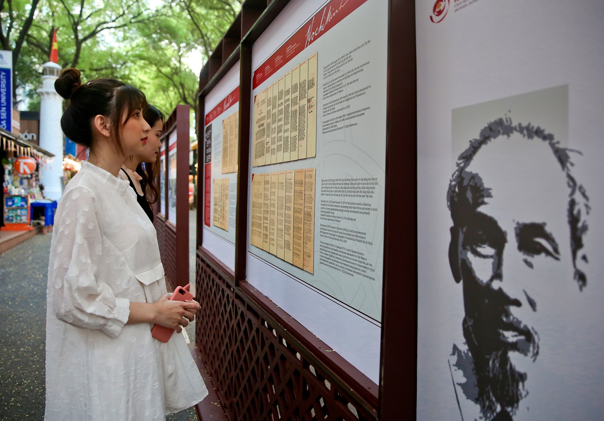 Trien lam sach, tu lieu ky niem 130 nam ngay sinh Chu tich Ho Chi Minh hinh anh