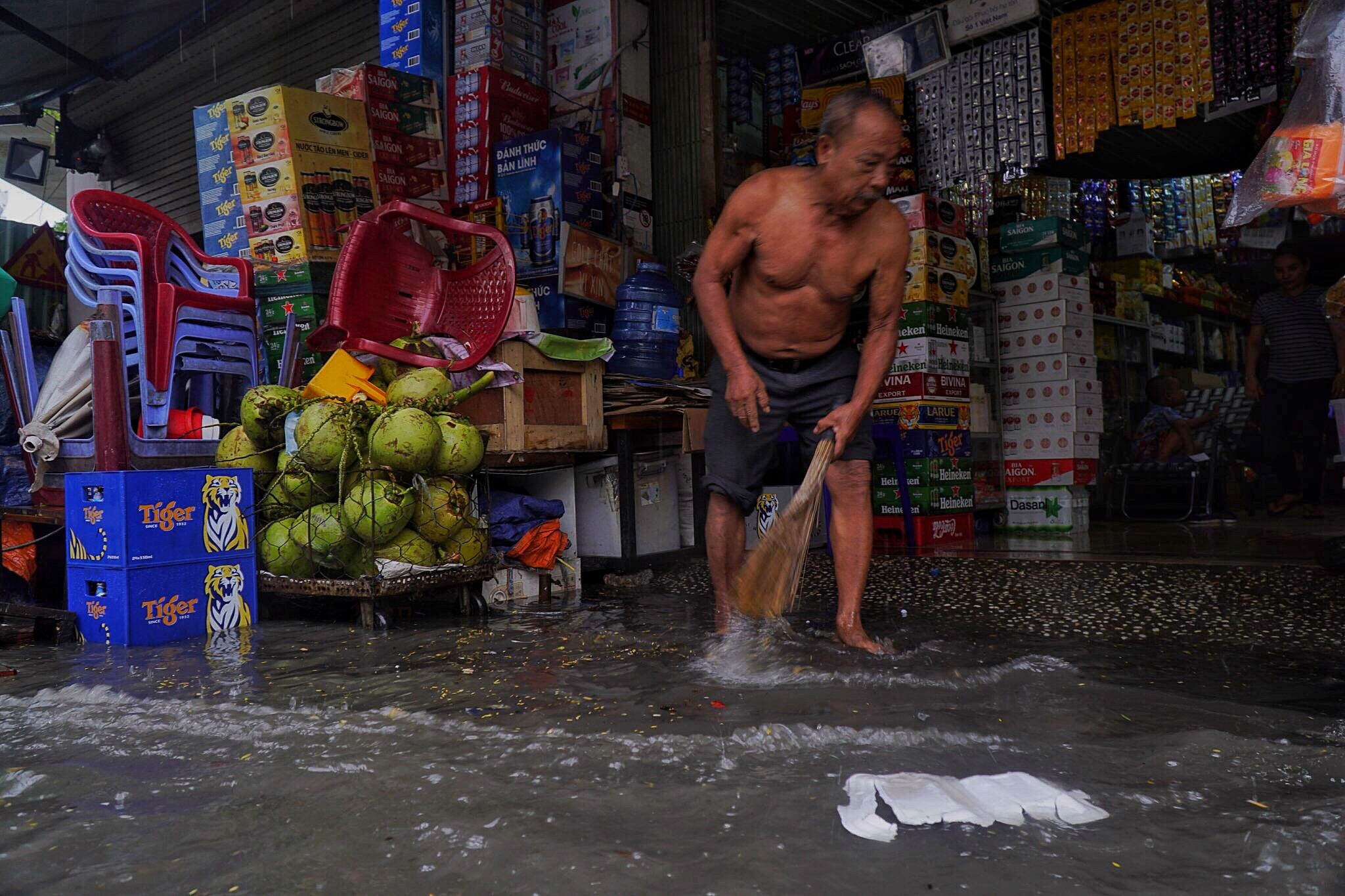 Sai Gon mua lon ket xe anh 10