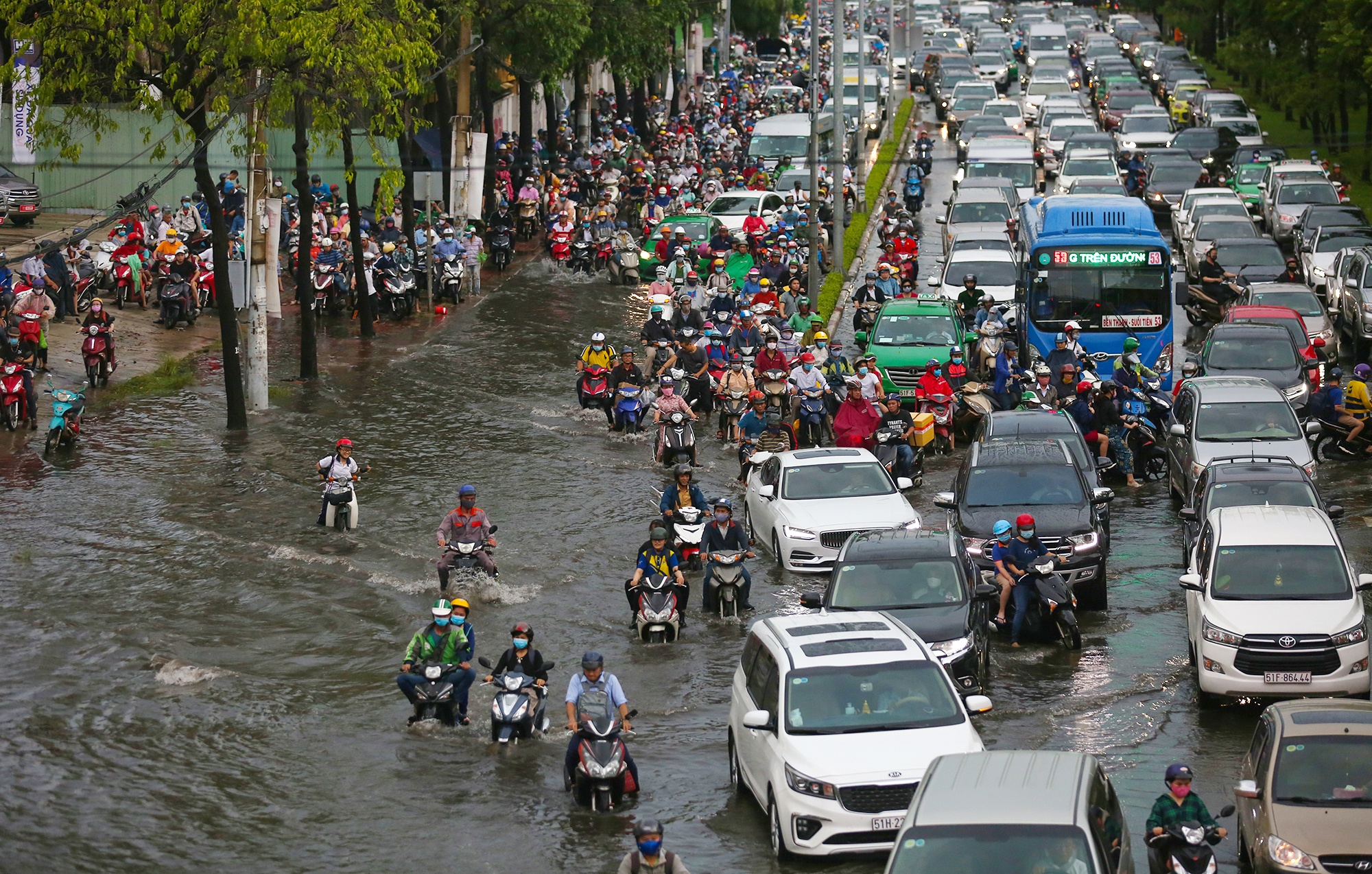 Sai Gon mua lon ket xe anh 1