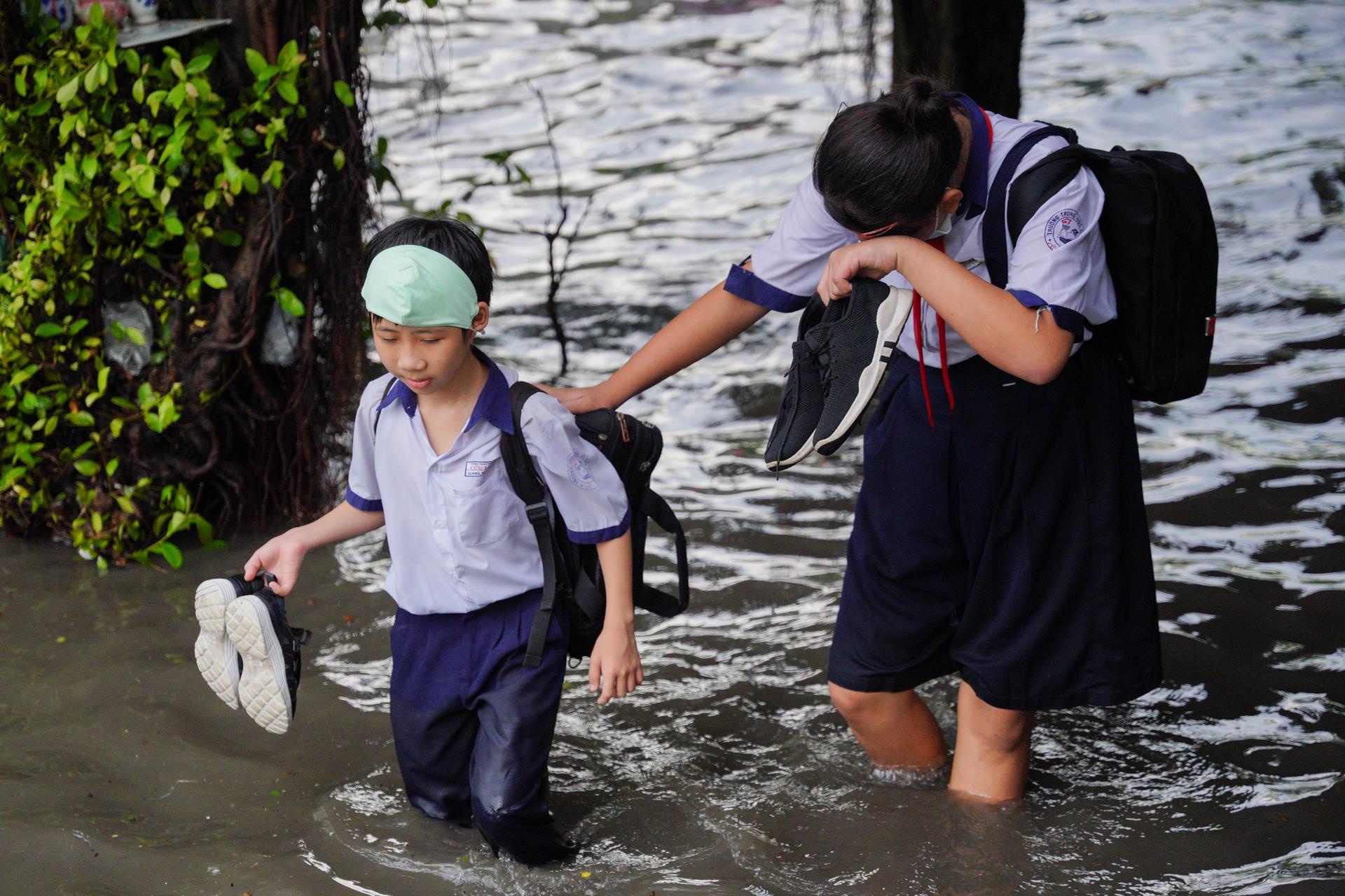 Sai Gon mua lon ket xe anh 3