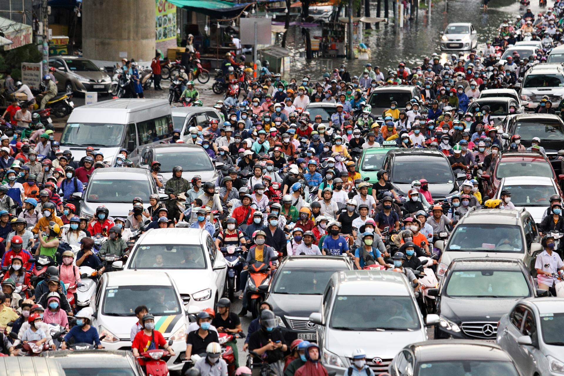 Sai Gon mua lon ket xe anh 4