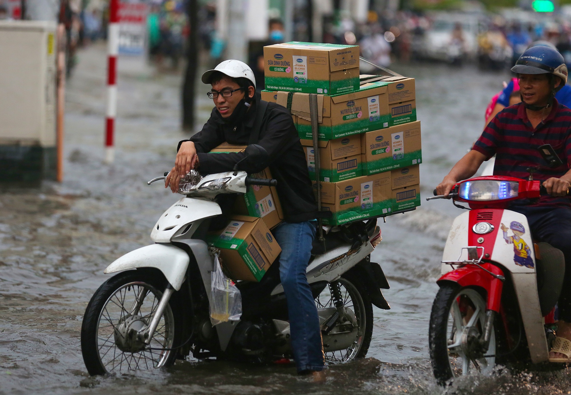 Sai Gon mua lon ket xe anh 7