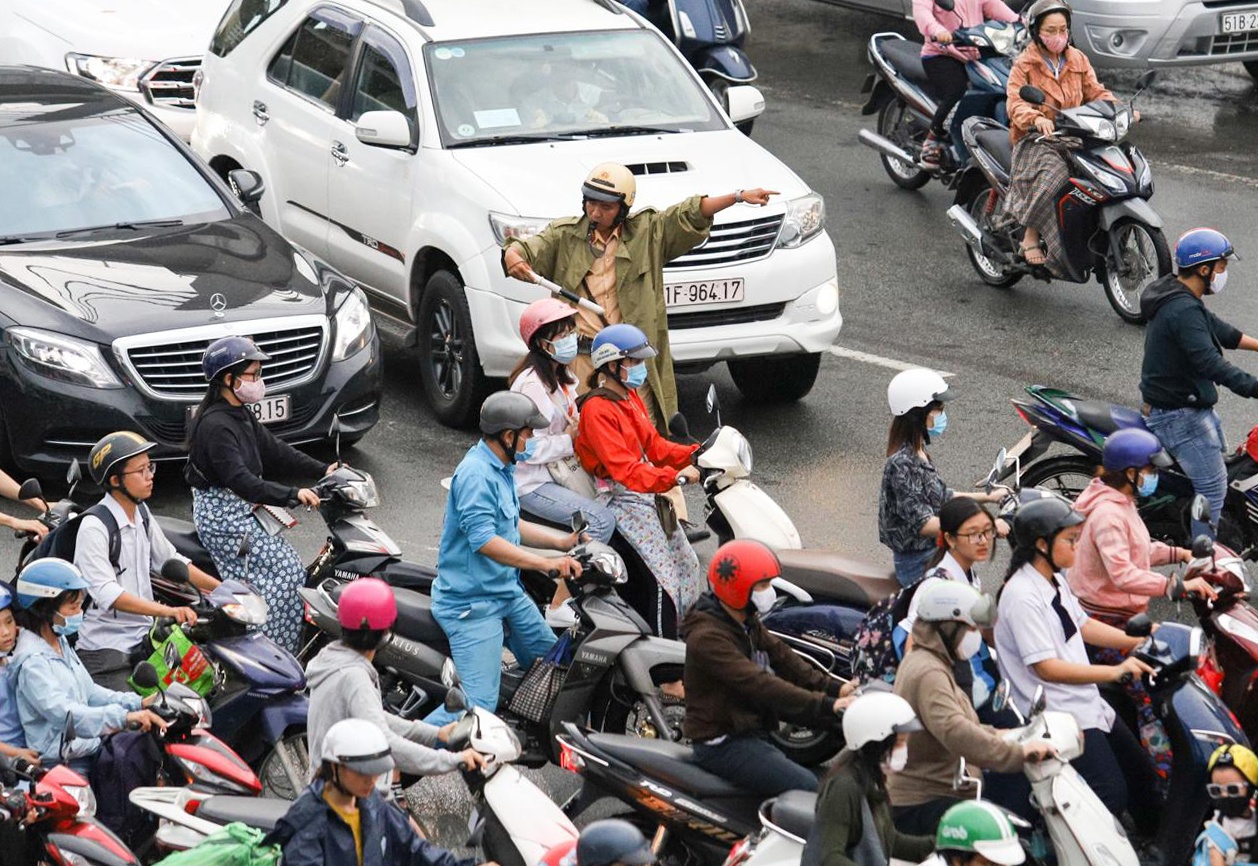 Sai Gon mua lon ket xe anh 6