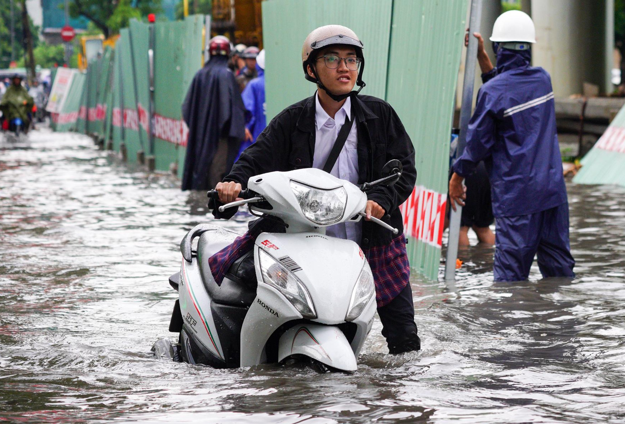 Sai Gon mua lon ket xe anh 8