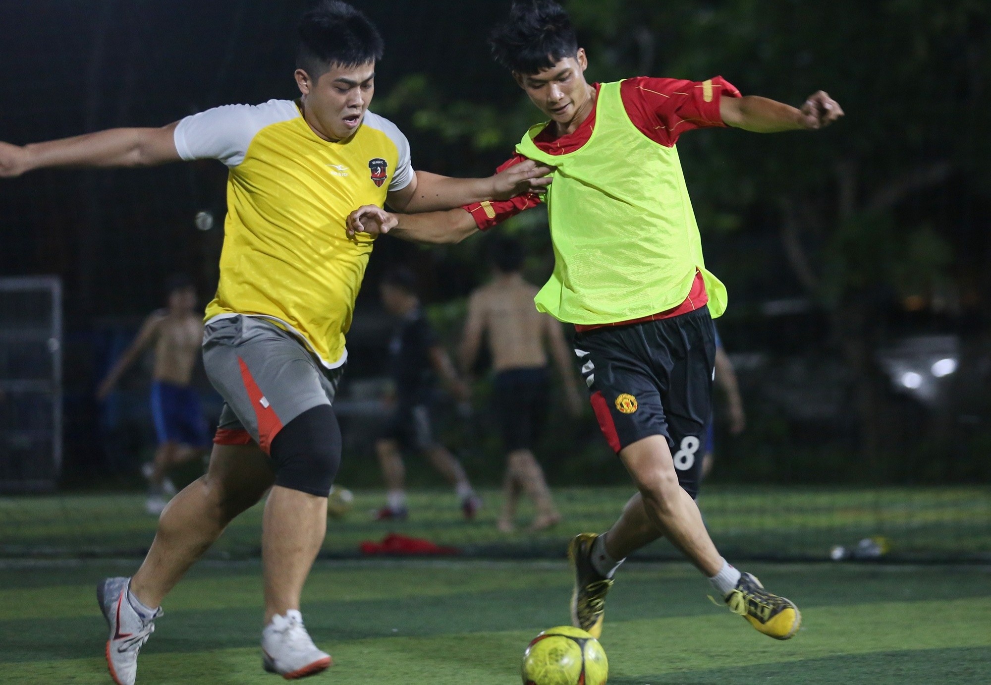 San bong co nhan tao tai TP.HCM kin lich den nua dem hinh anh