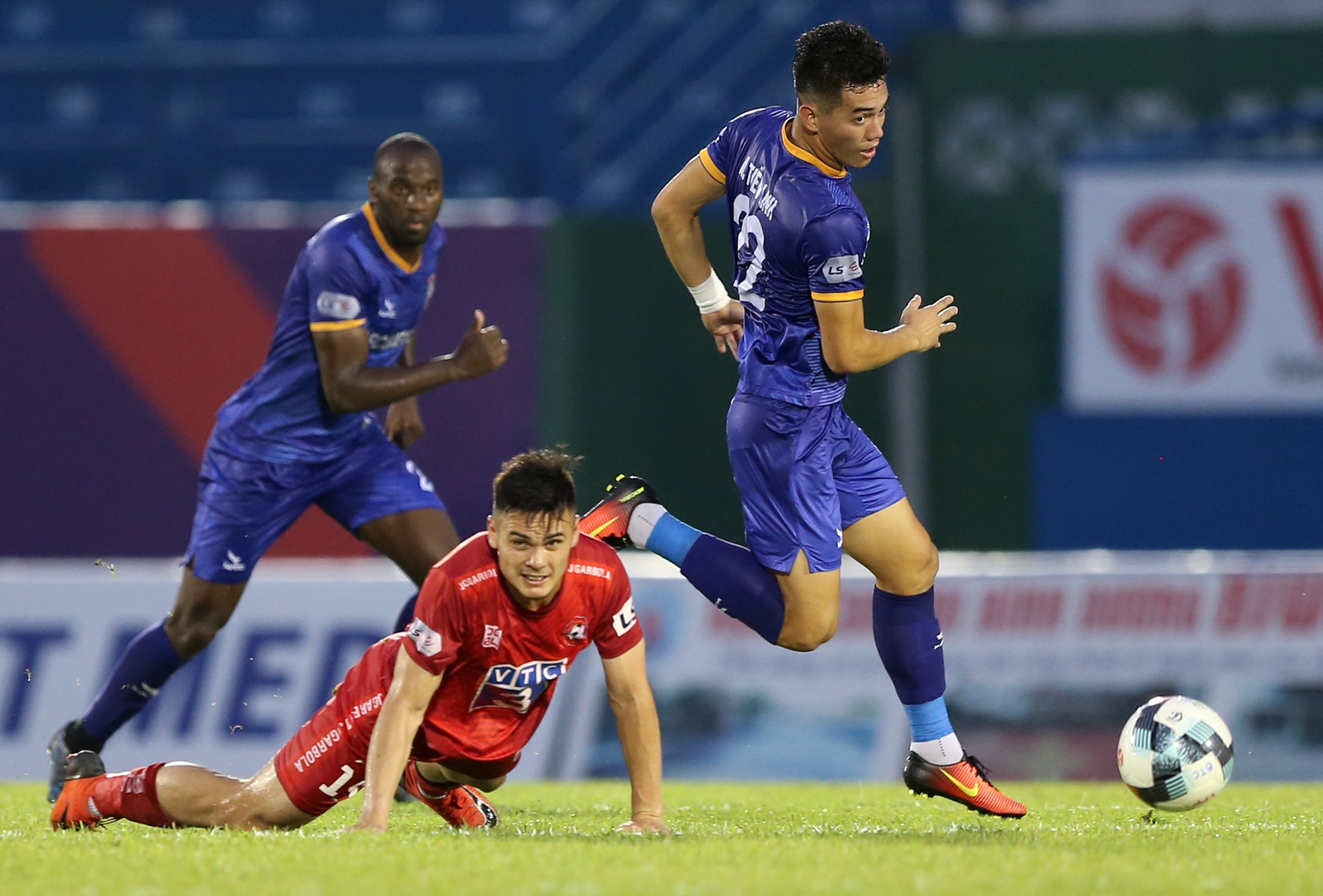 Tien Linh lam lu mo trung ve cua CLB Hai Phong hinh anh