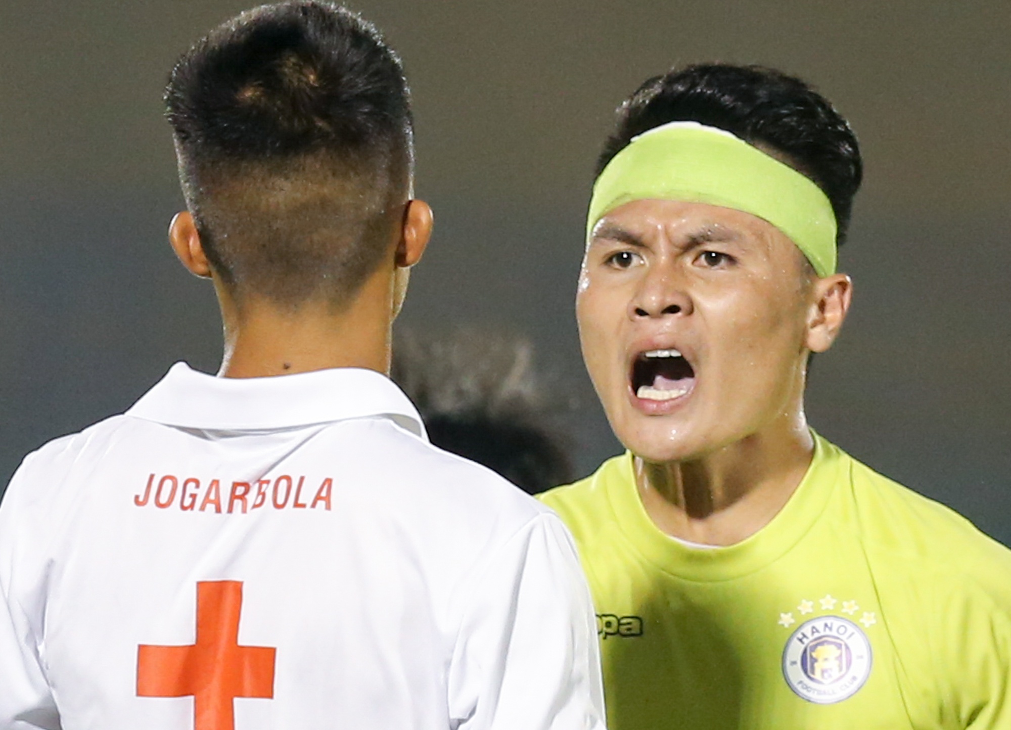 Quang Hai noi cau voi nhan vien khieng cang tren san Go Dau hinh anh