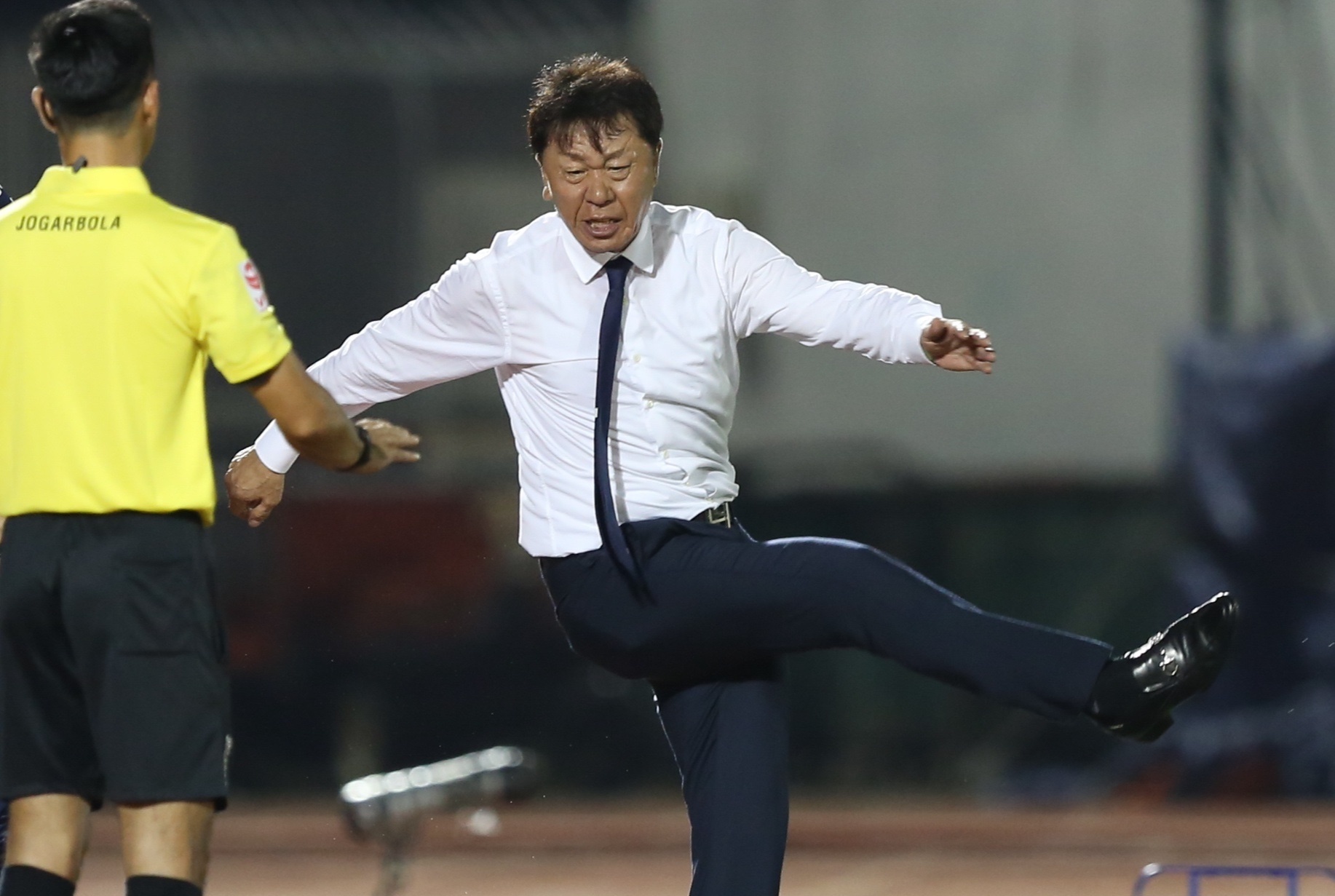 HLV CLB TP.HCM da bay chai nuoc vao san khi doi bi tu choi phat den hinh anh