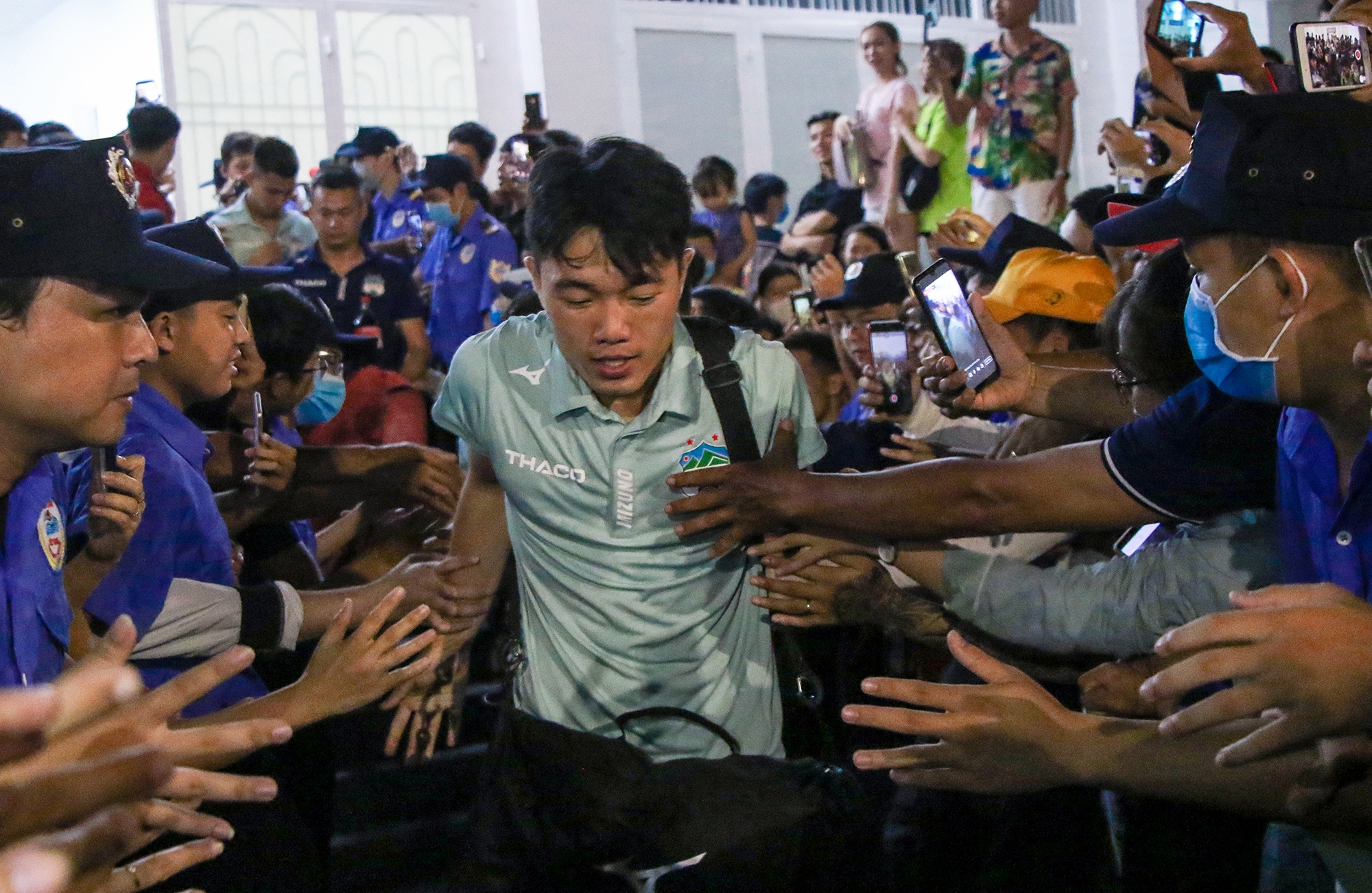 Xuan Truong, Tuan Anh vat va thoat khoi vong vay nguoi ham mo hinh anh