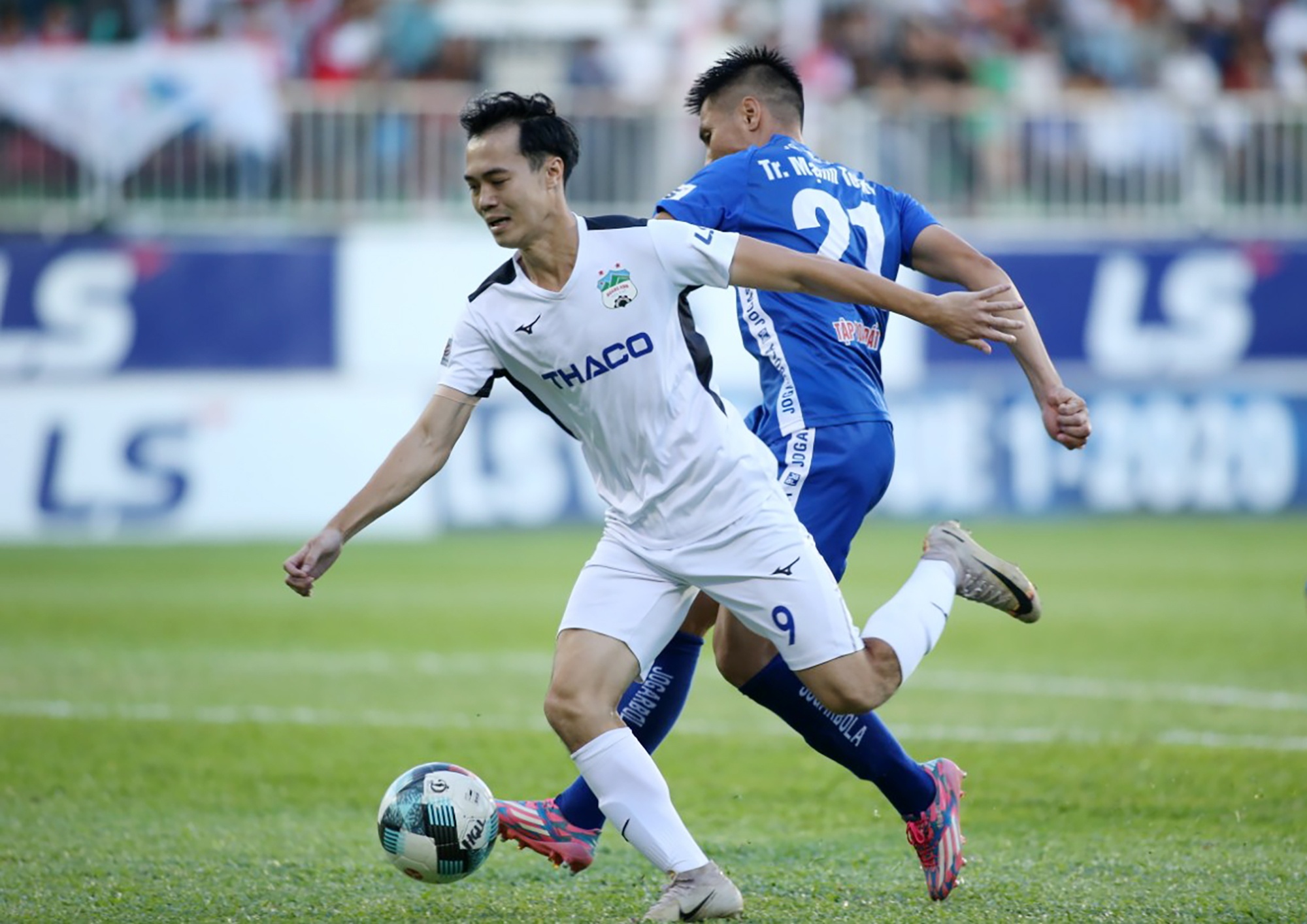 Anh Duc ngoi khan dai chung kien Van Toan doc dien hinh anh