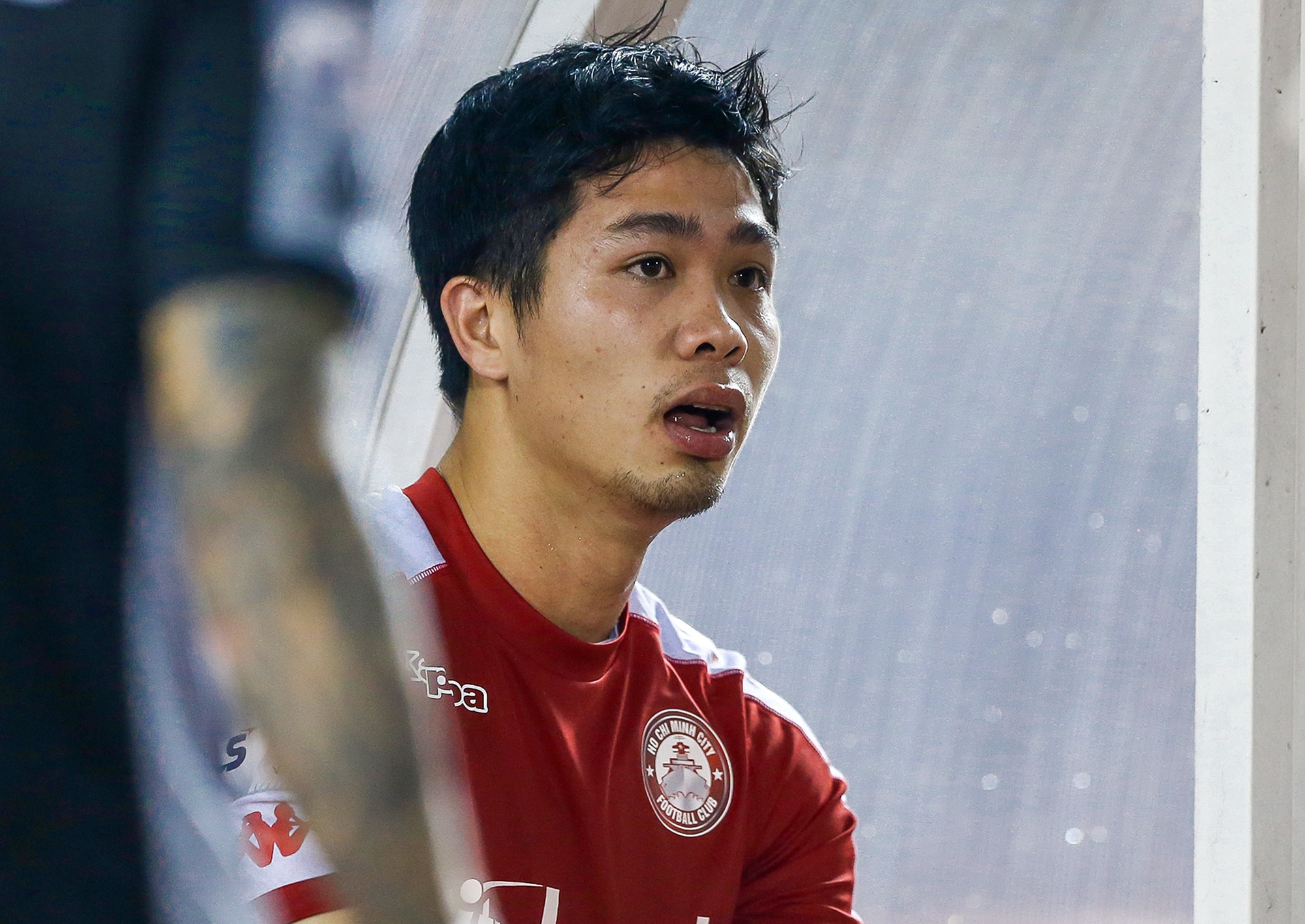 Cong Phuong that than trong cabin sau tran thua CLB Ha Noi hinh anh