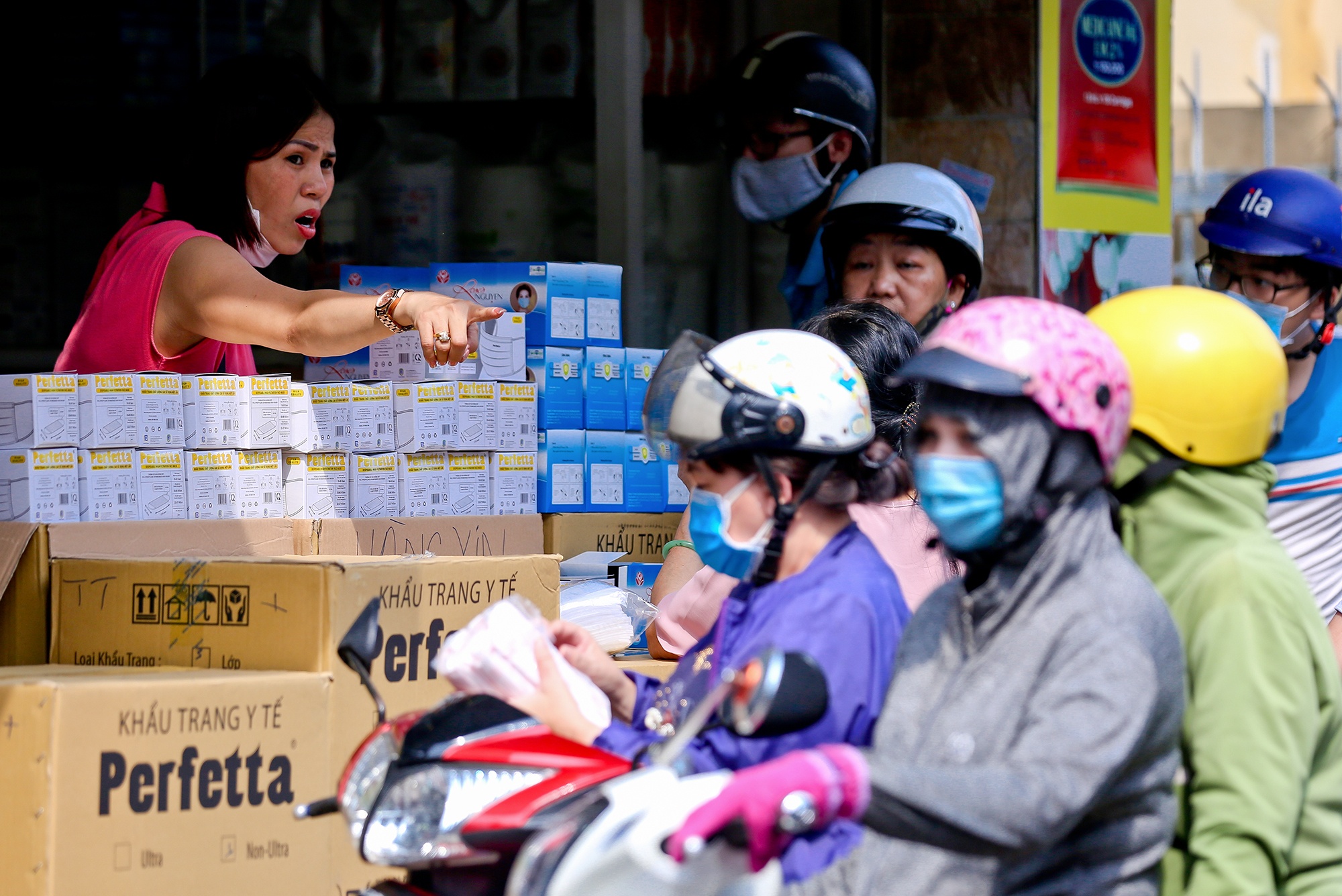 Khau trang y te tang gia, khach mua cam chung hinh anh
