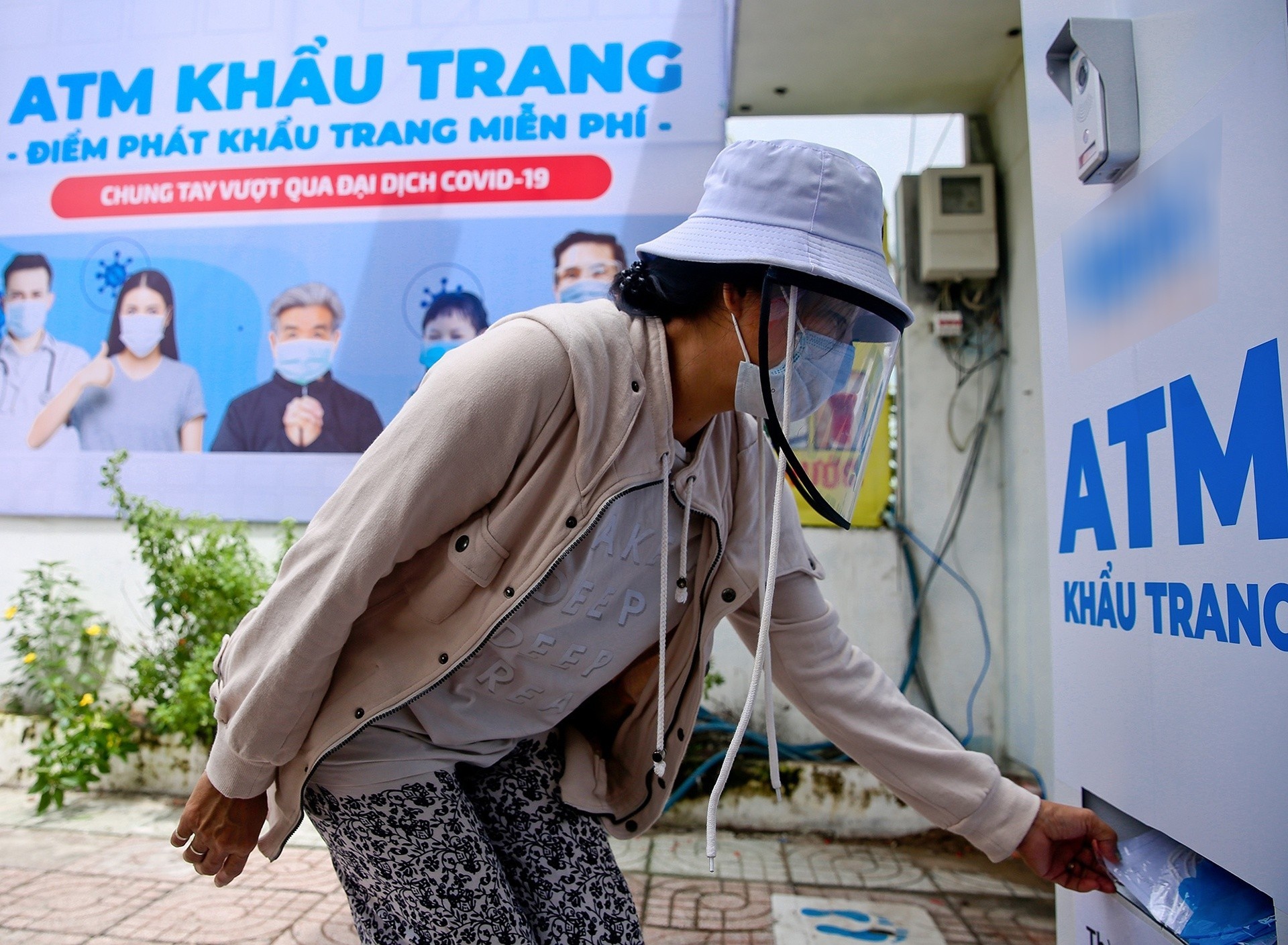 'ATM khau trang' mien phi tai TP.HCM hinh anh