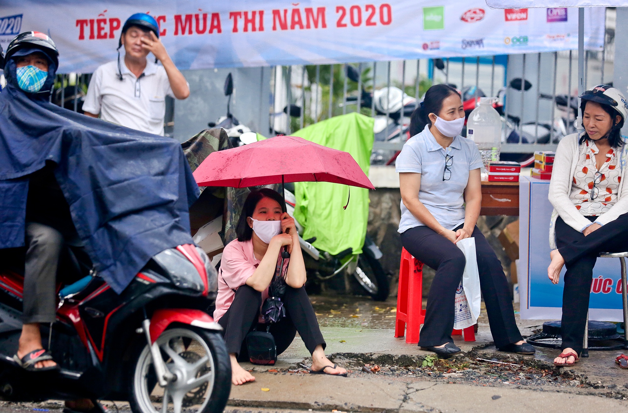 phu huynh dam mua don con anh 7