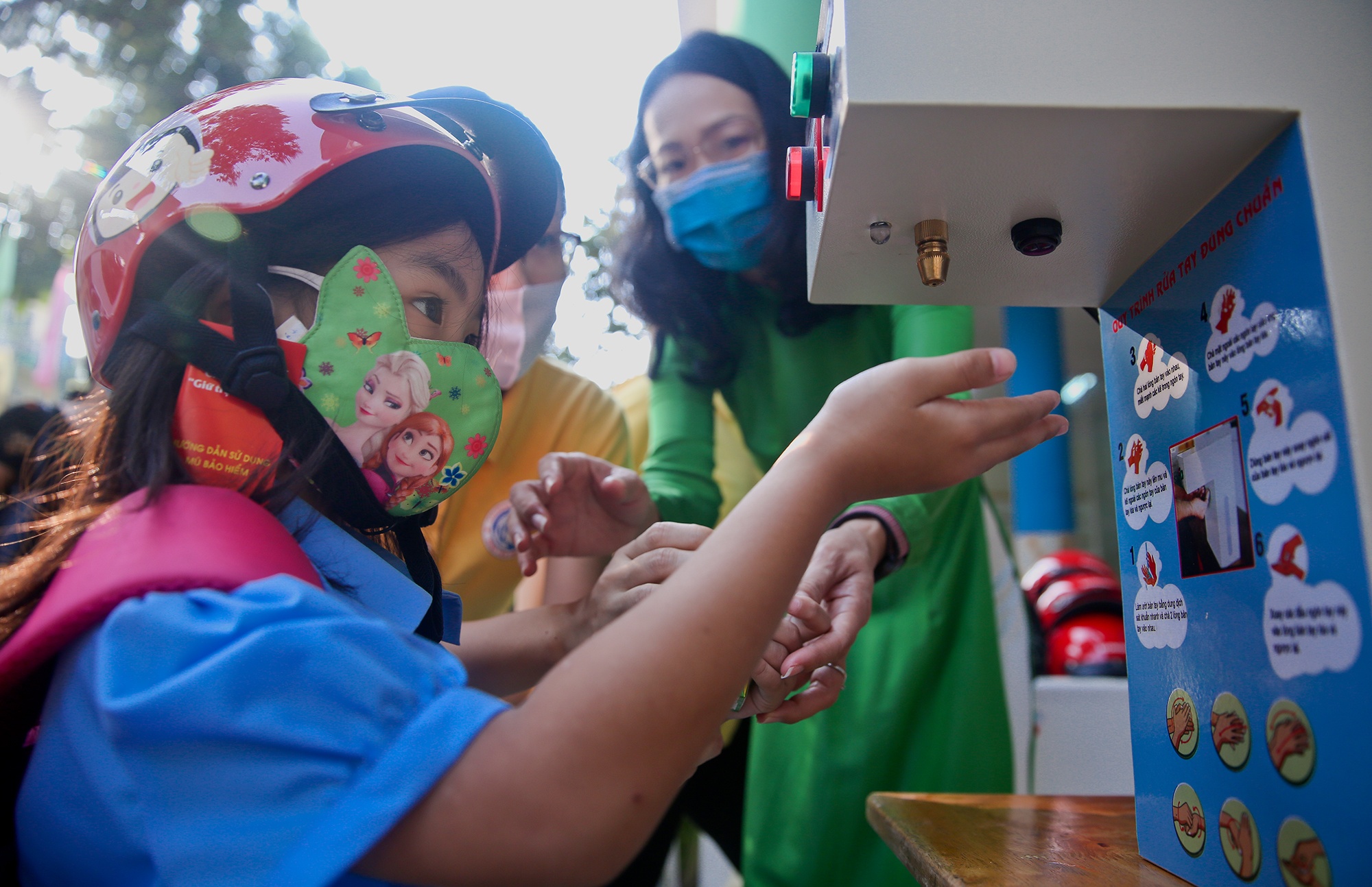 Hoc sinh lop 1 deo khau trang trong ngay dau toi truong hinh anh