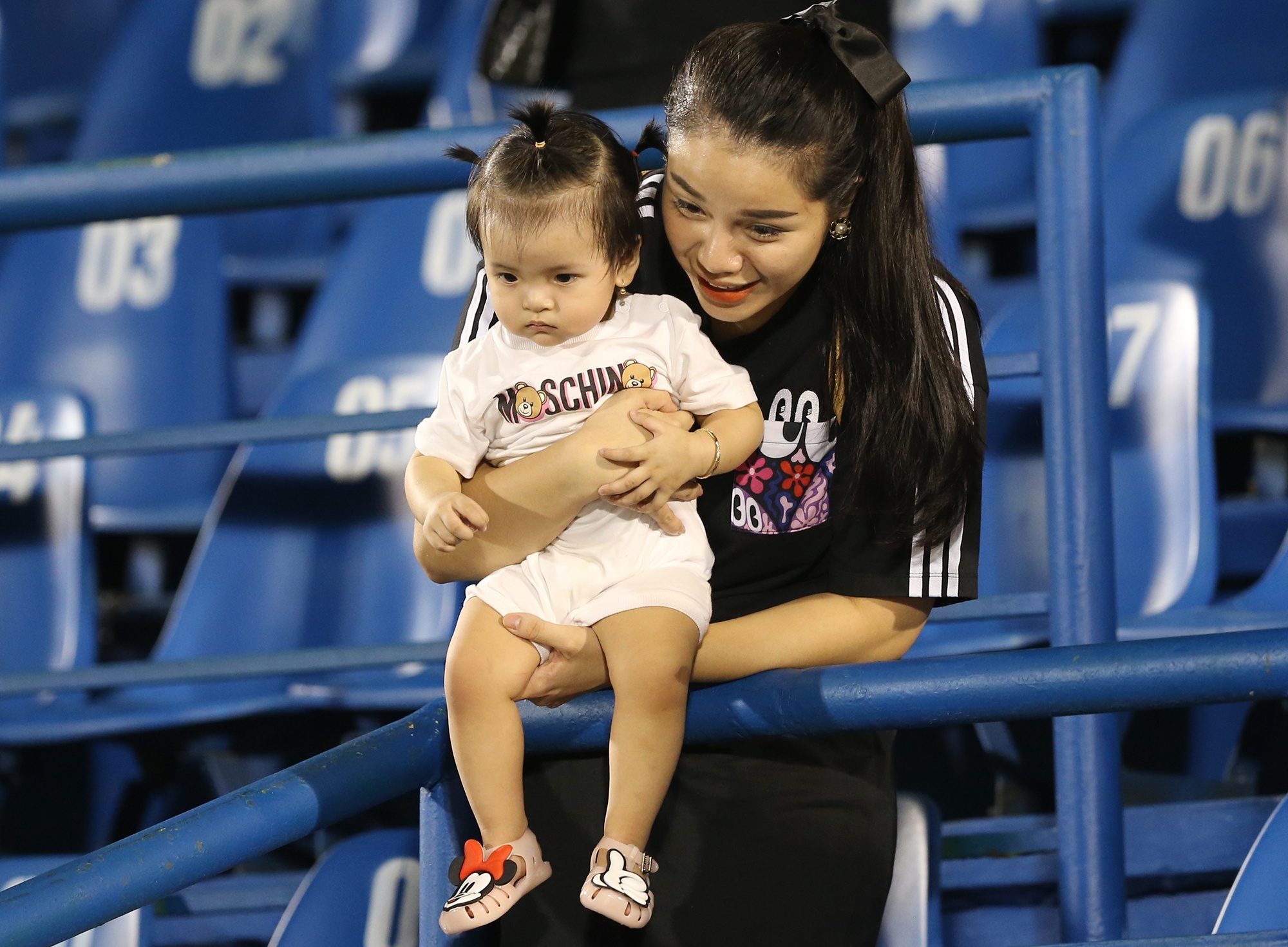 Vo con Bui Tien Dung den san co vu cho CLB Viettel hinh anh