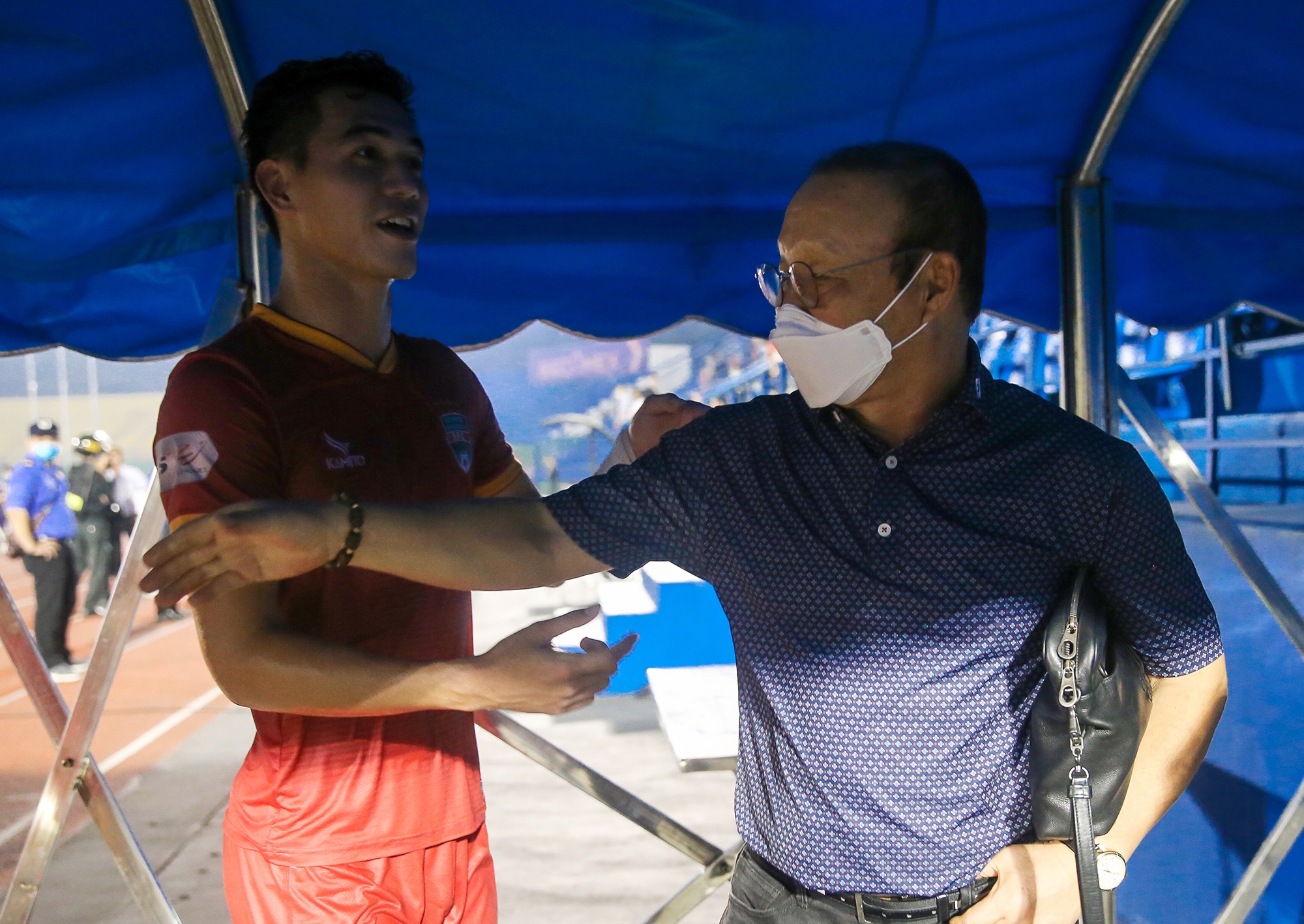 Thay Park bi Tien Linh treu choc khi den du khan tai Binh Duong hinh anh