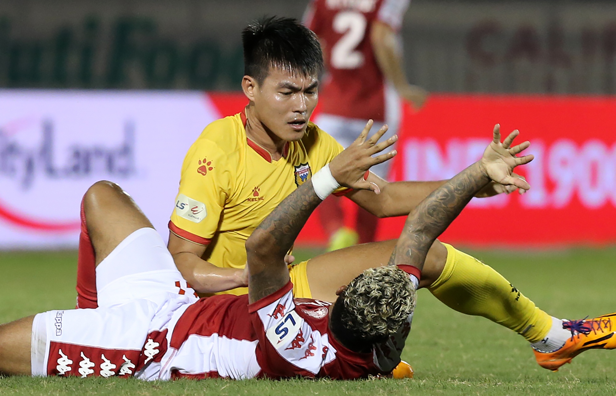 Cuu trung ve U23 Viet Nam noi nong voi ngoai binh CLB TP.HCM hinh anh