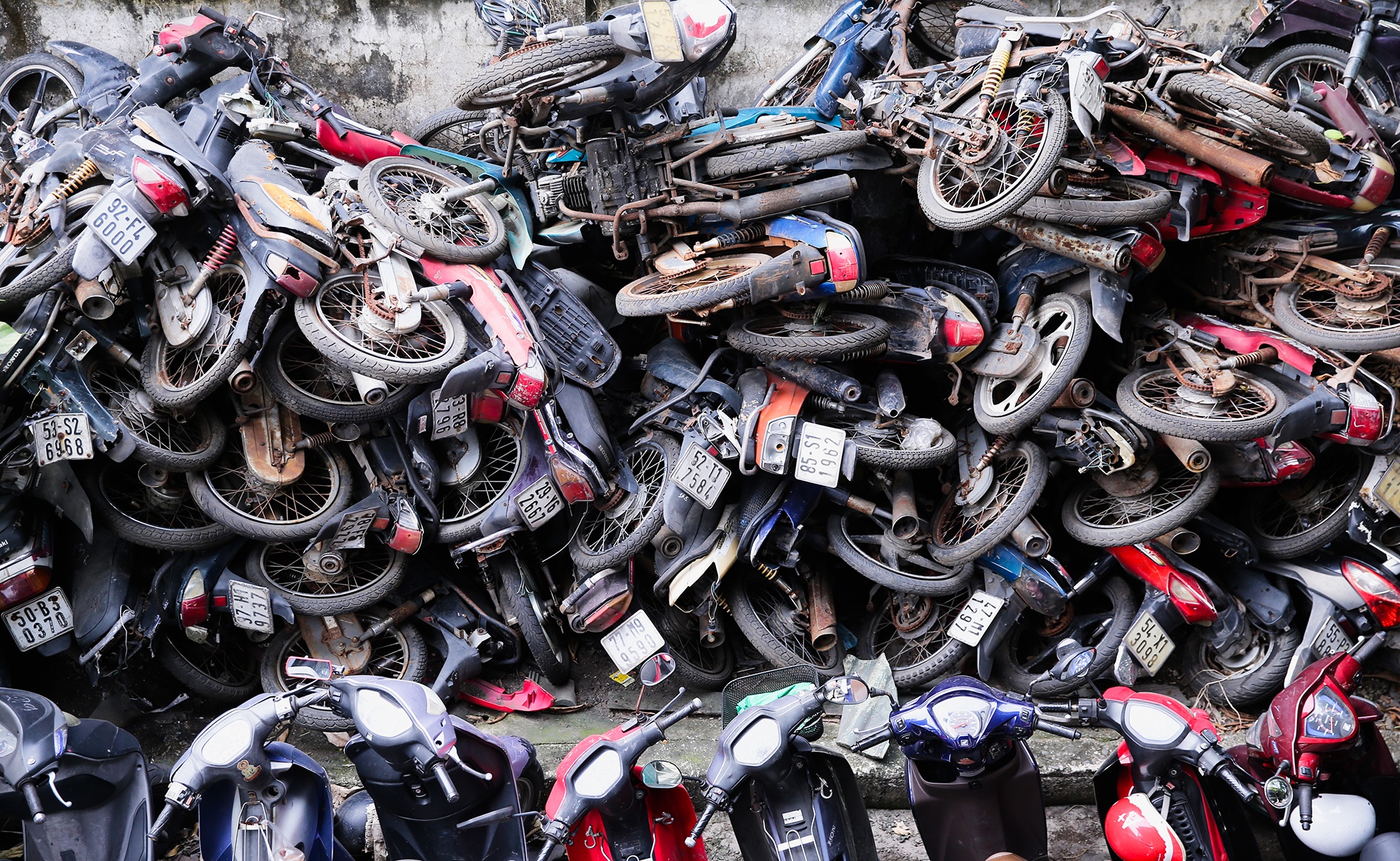 Hang tram xe may vo chu chat dong tai hai ben xe o TP.HCM hinh anh