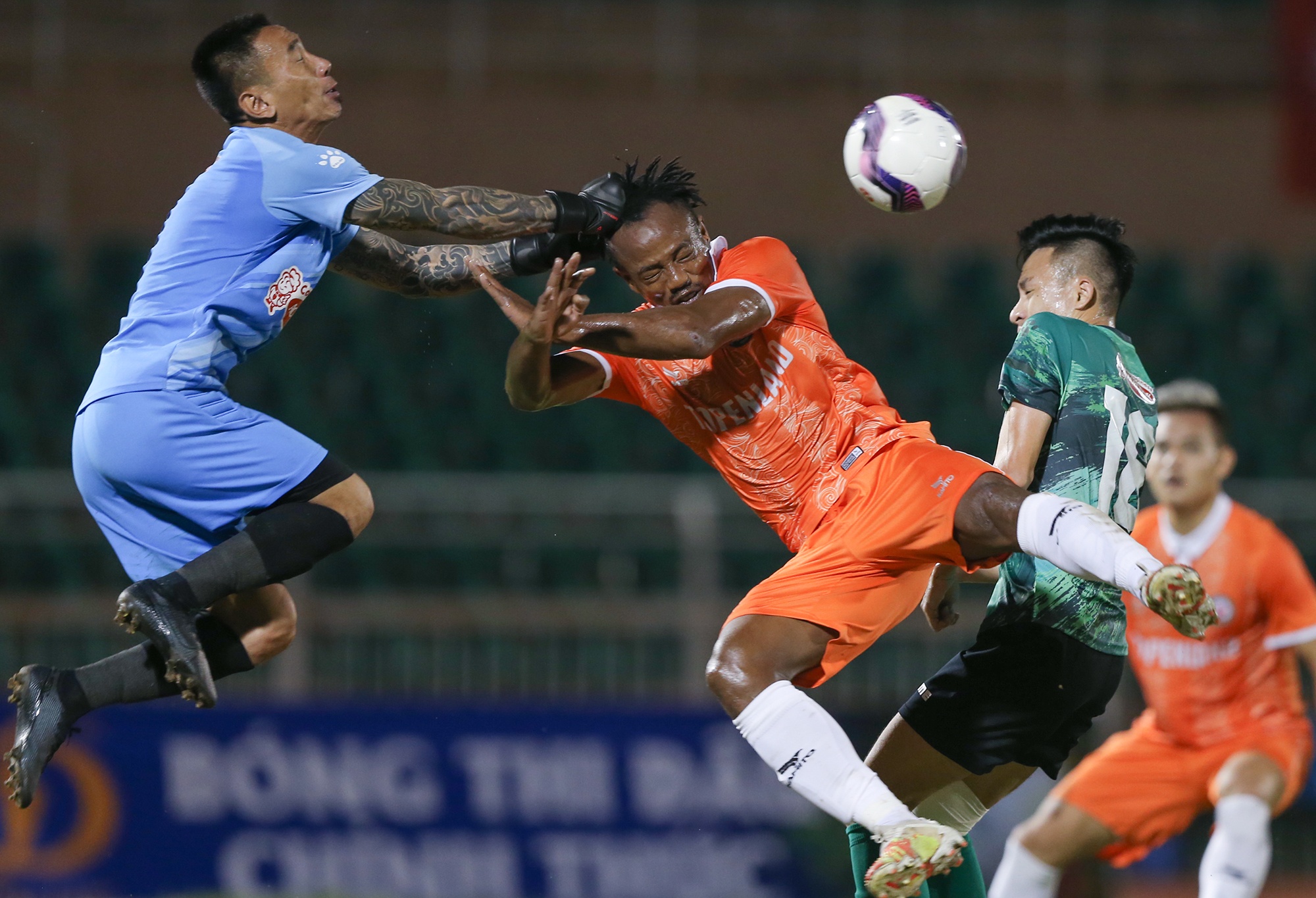 CLB TP.HCM thua trang doi bong moi len hang hinh anh