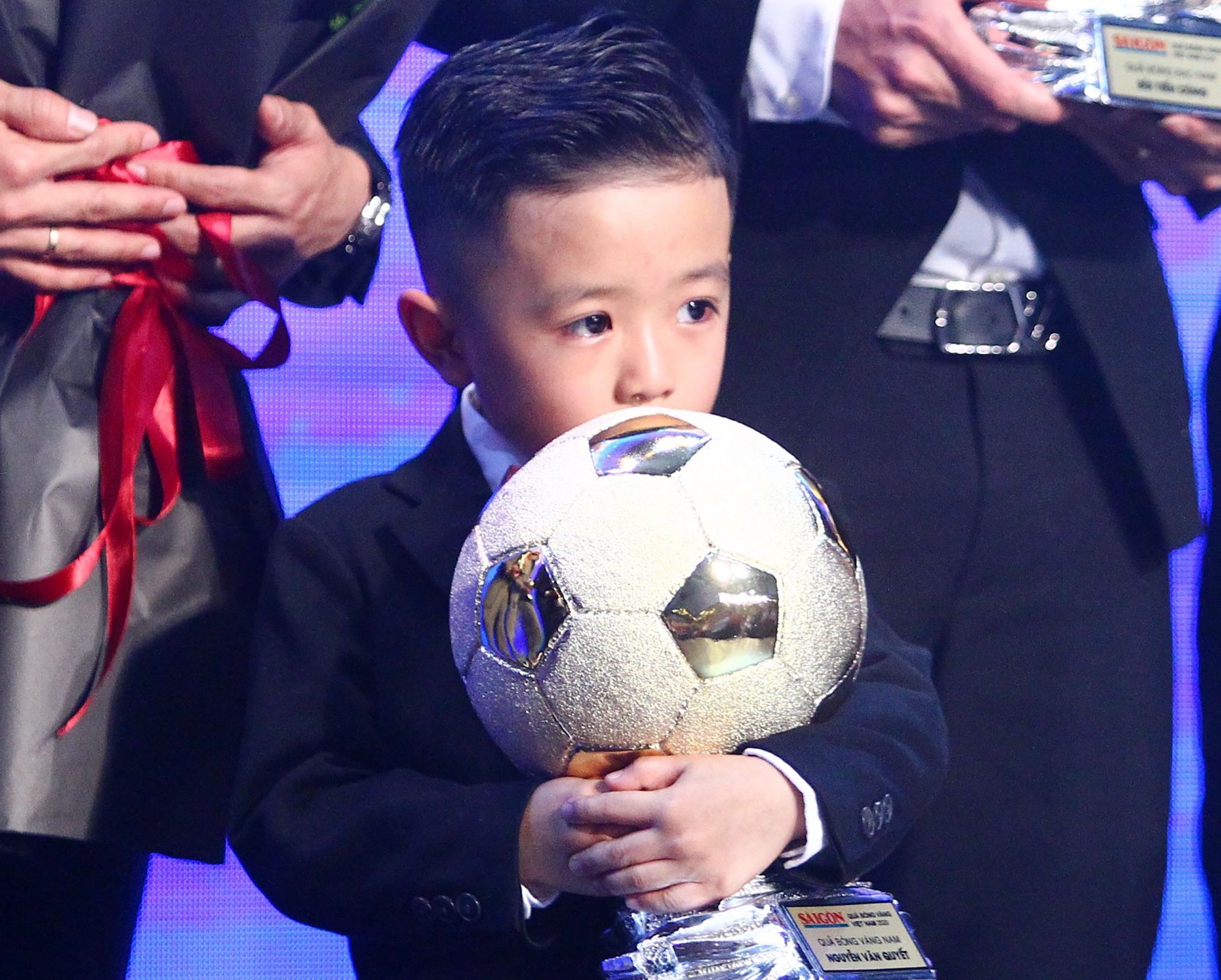 Con trai Van Quyet om chat Qua bong Vang cua cha hinh anh