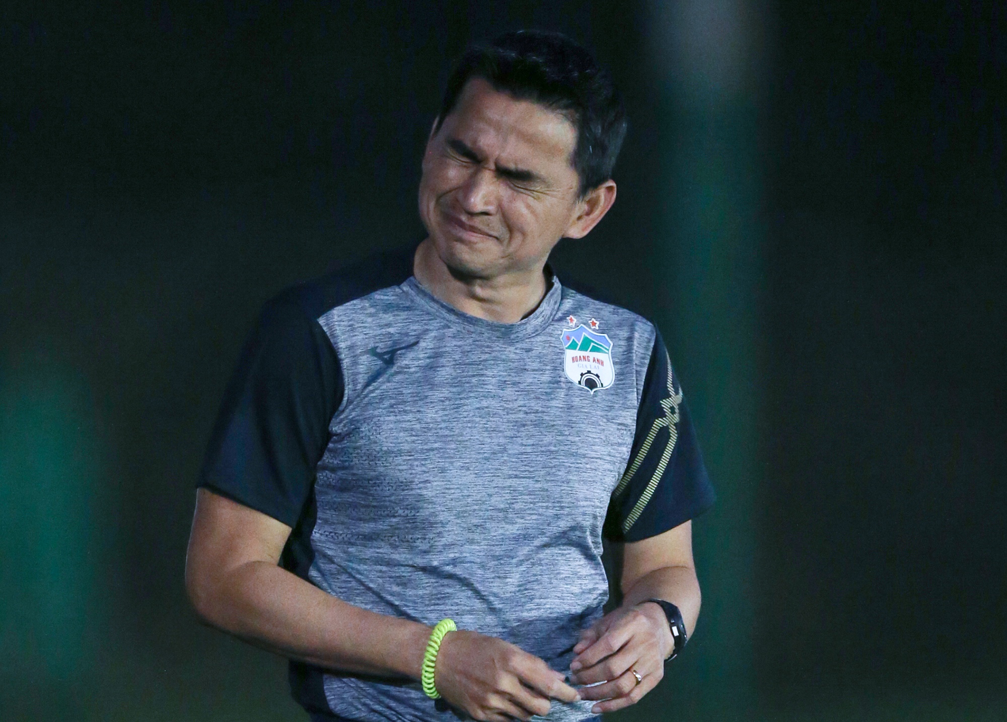 HLV Kiatisak mat Tuan Anh trong ngay ra mat V.League 2021 hinh anh