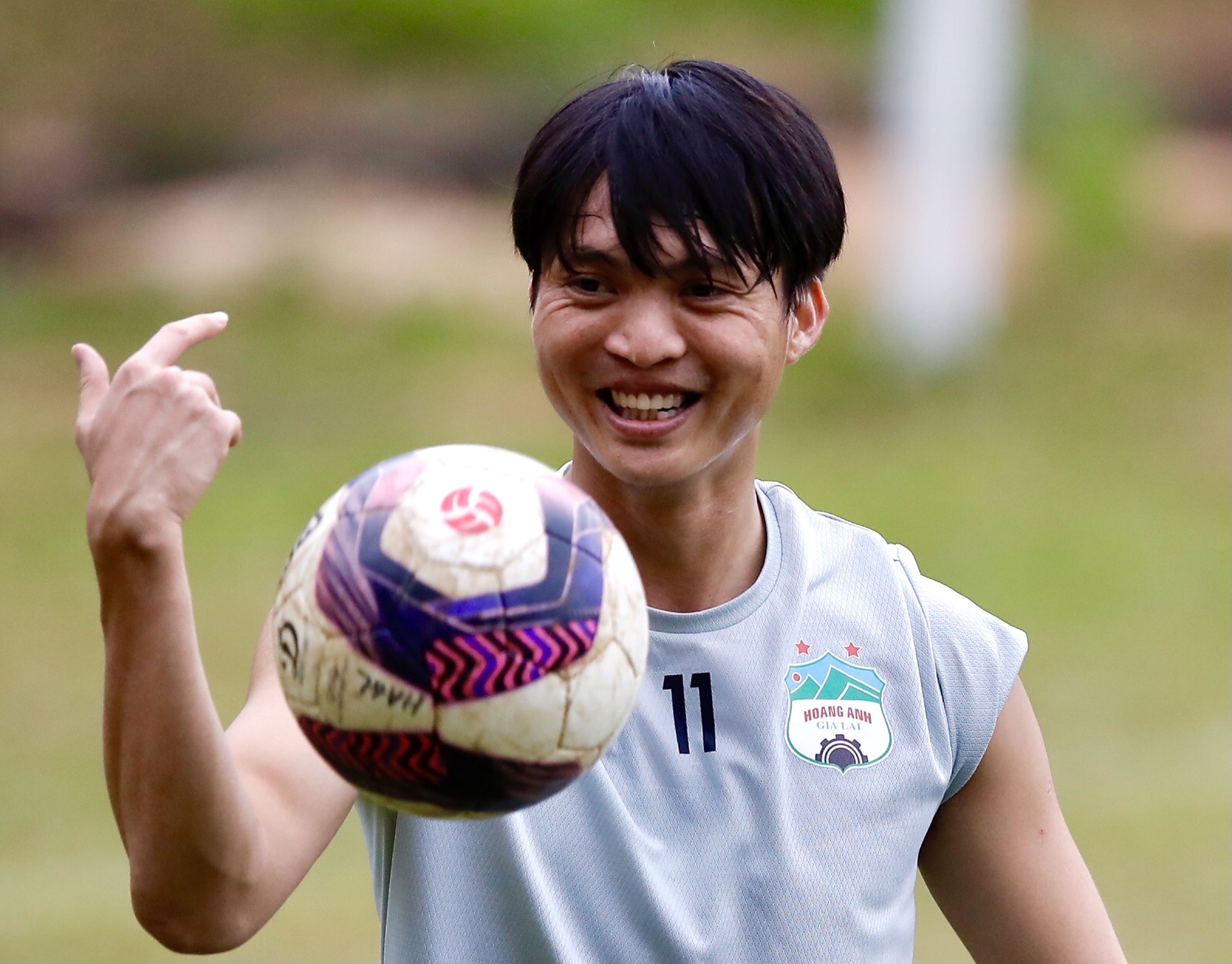 Tuan Anh tu tin giup Kiatisuk mo tiec tai Pleiku hinh anh