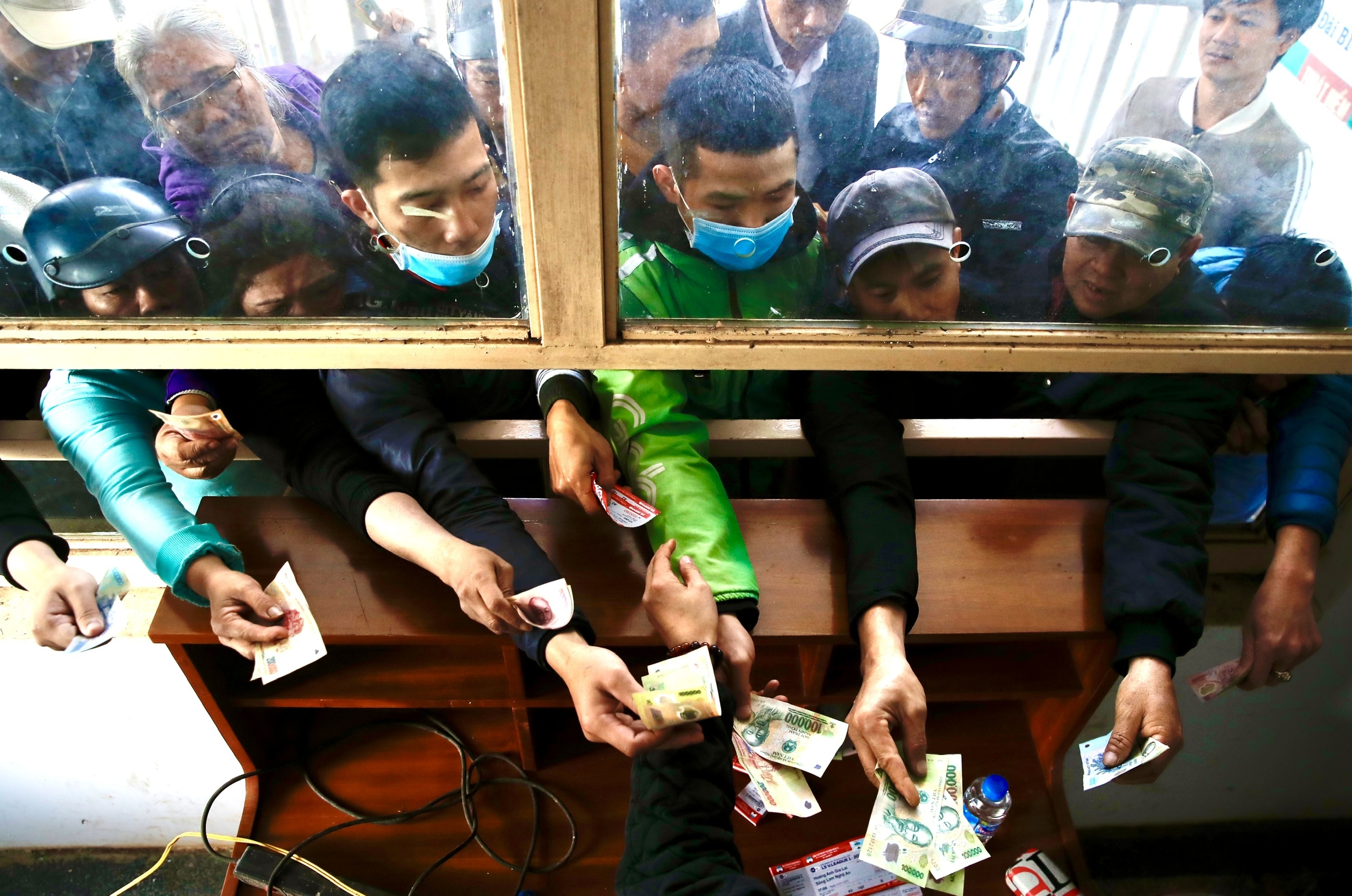 Ve xem Kiatisuk, Cong Phuong chao san Pleiku bi gom hinh anh