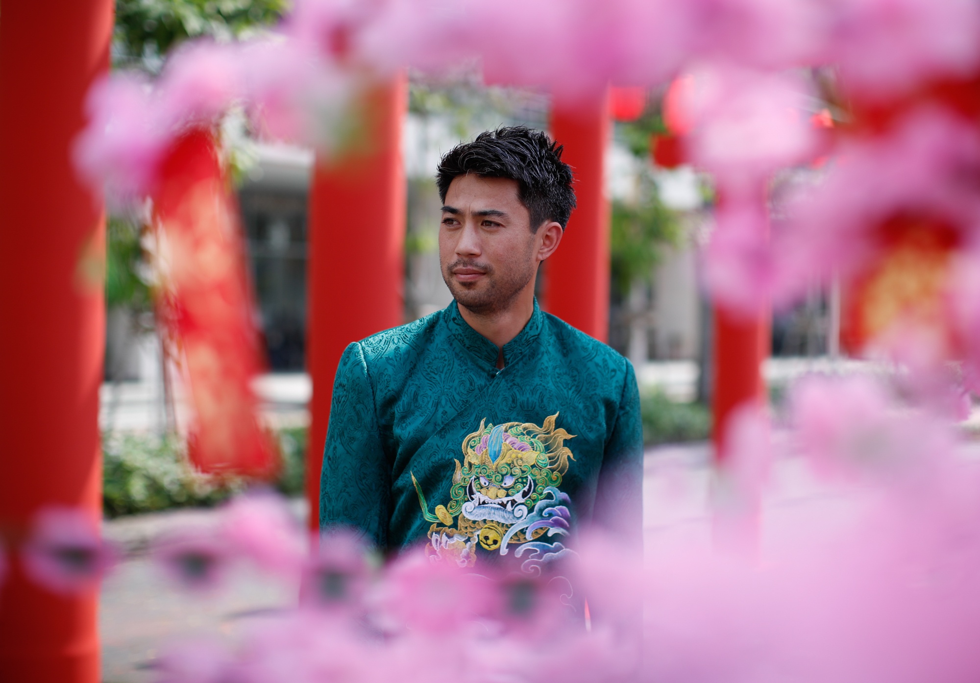 Lee Nguyen lan dau dien ao dai don Tet tai Viet Nam hinh anh