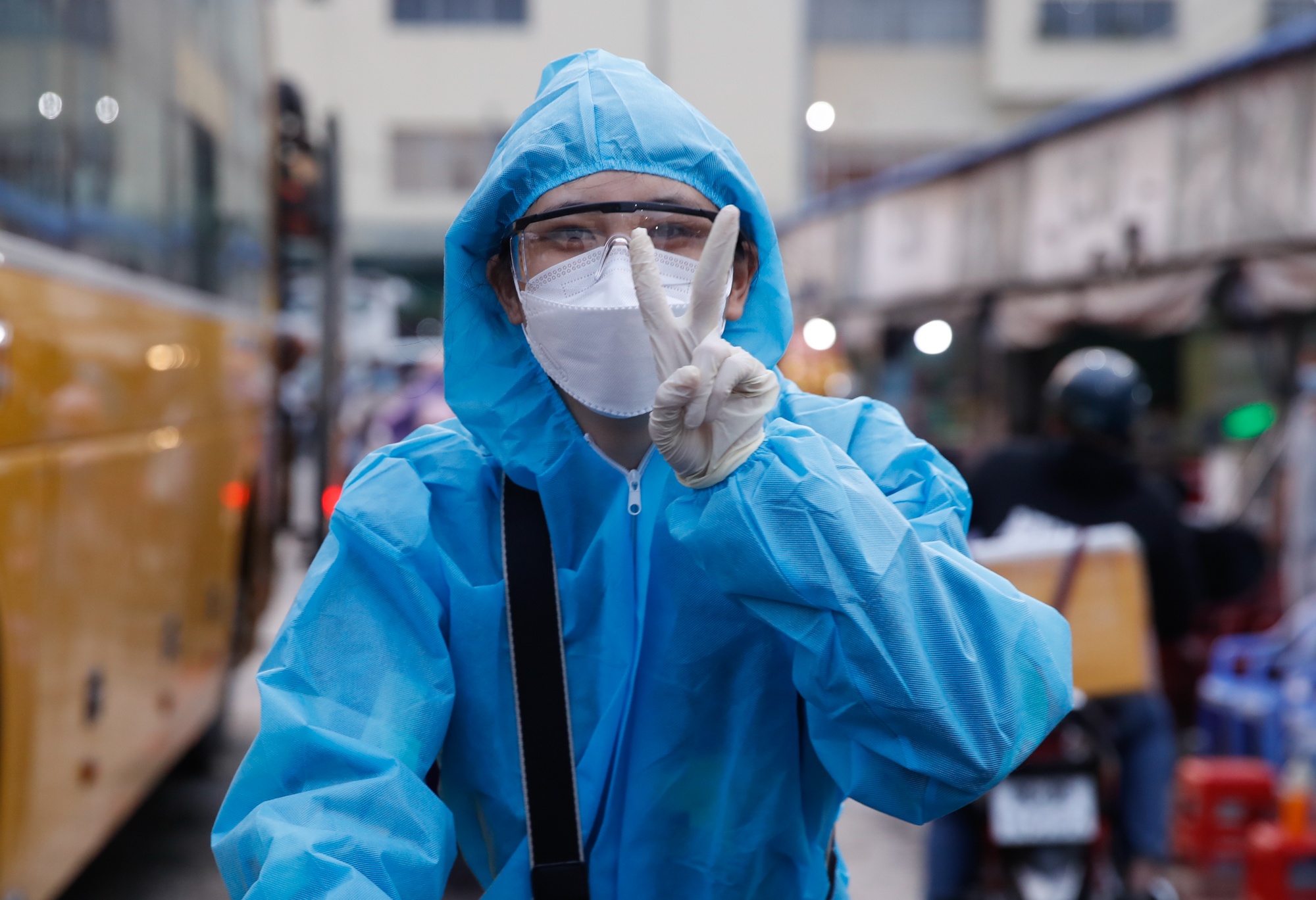 Hanh khach mac do bao ho kin nguoi o Ben xe Mien Dong hinh anh