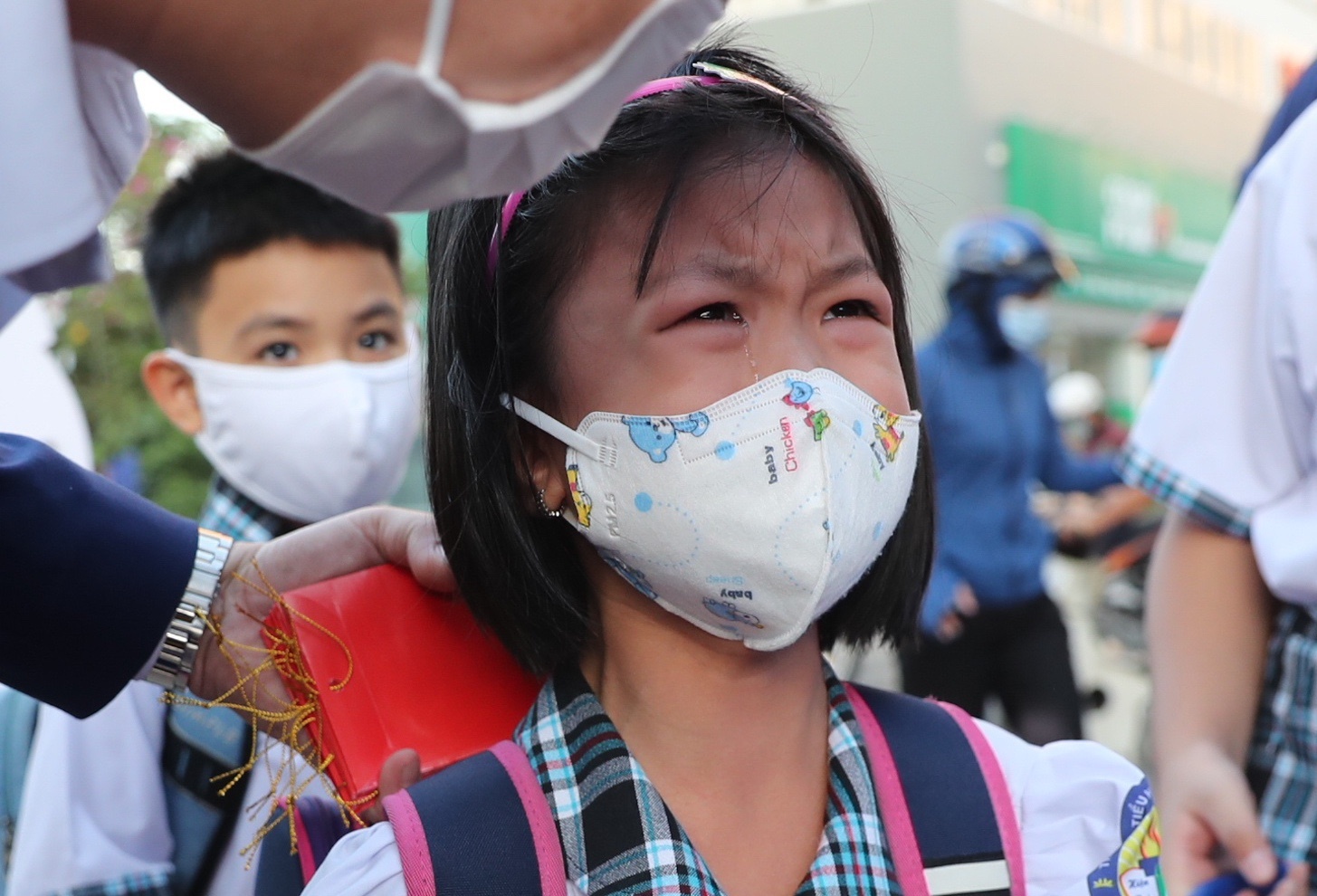 Tre tieu hoc o TP.HCM khoc vi bo ngo khi tro lai truong hinh anh