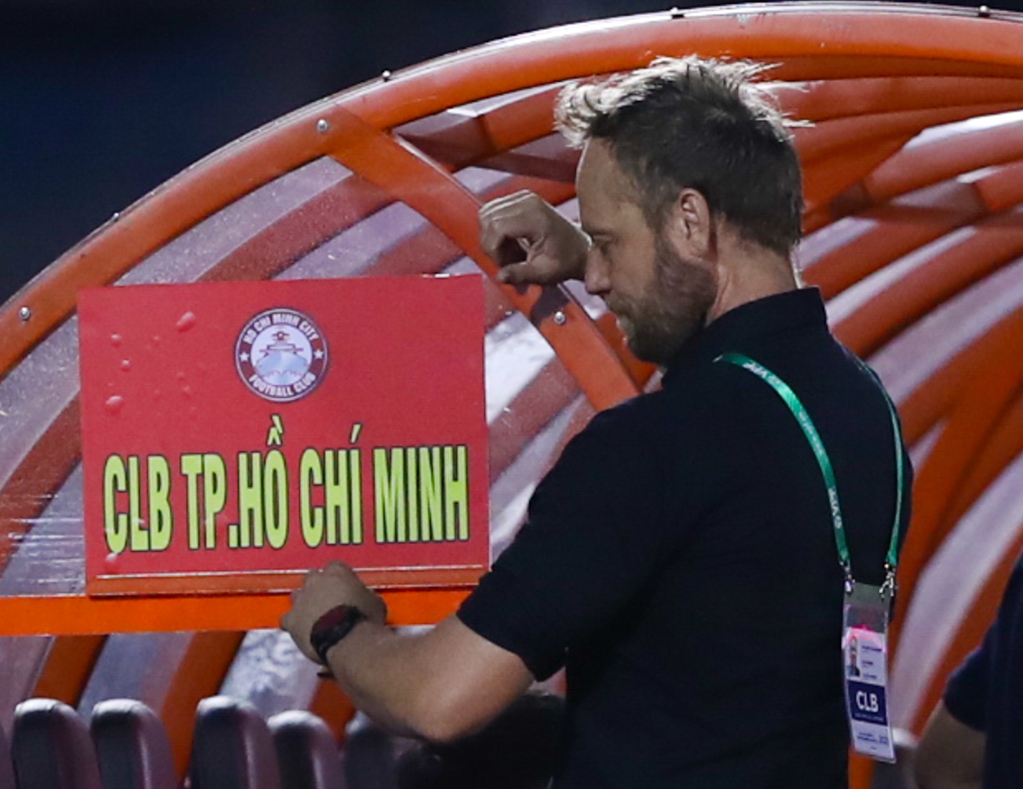 HLV Polking khong dam nhin Lee Nguyen da phat den hinh anh