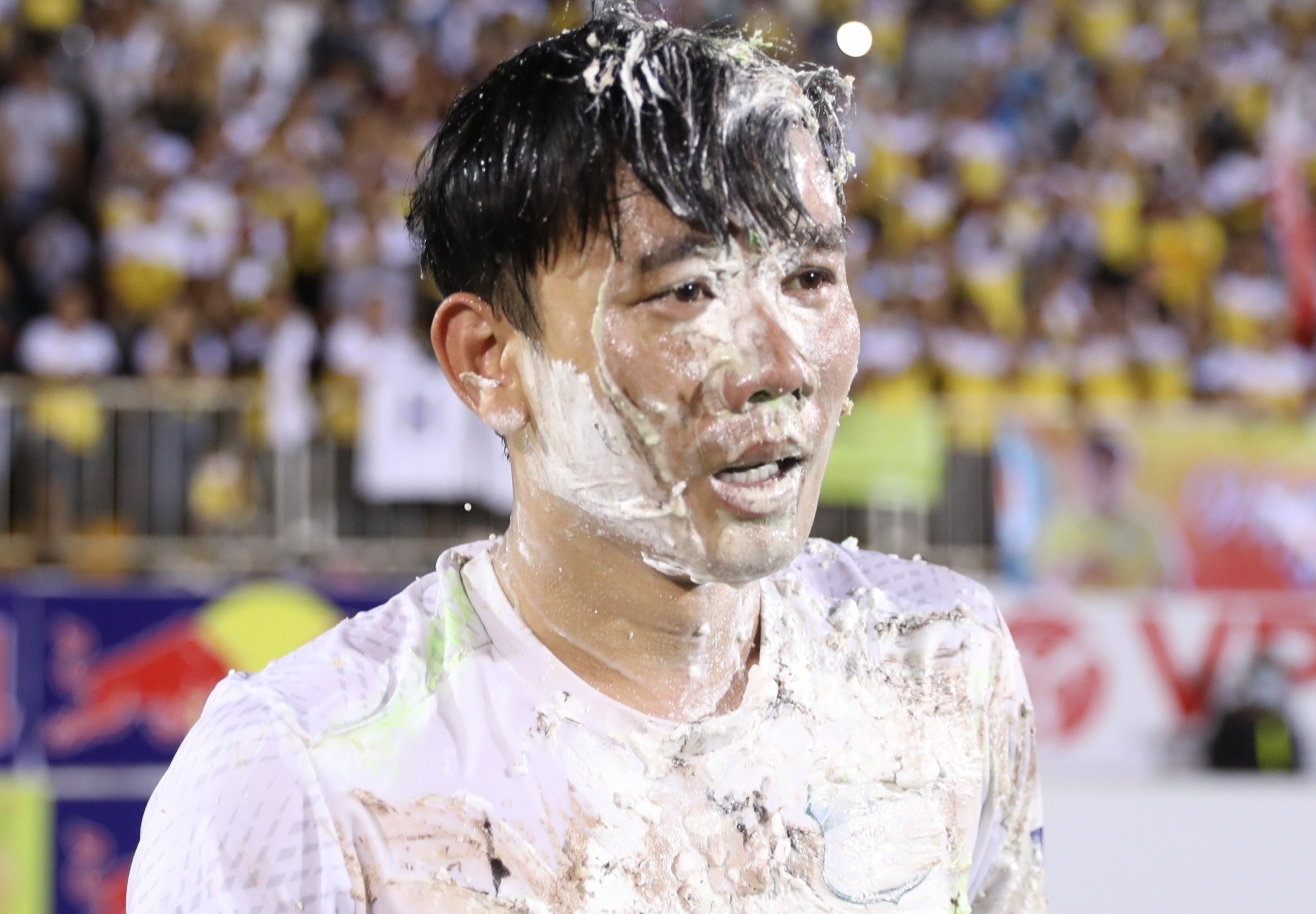 Minh Vuong bi up banh sinh nhat vao mat hinh anh