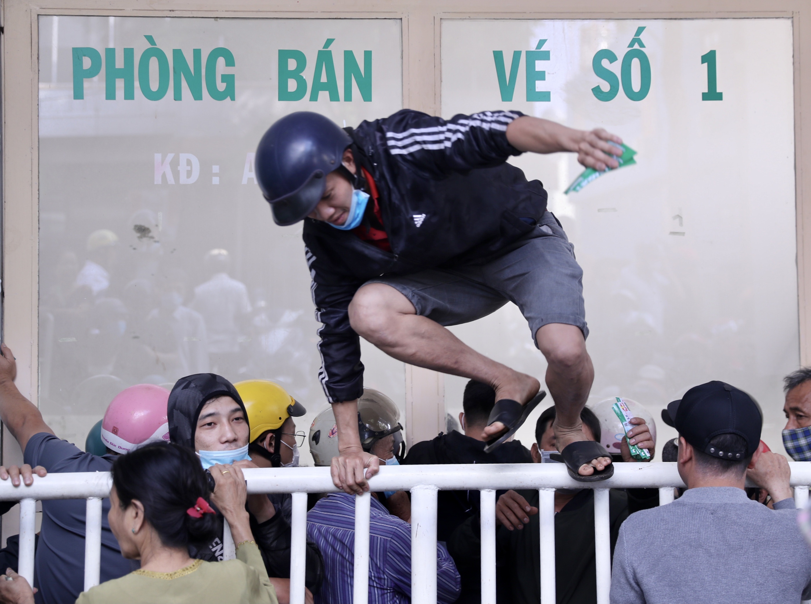 Sot ve xem Lee Nguyen doi dau Kiatisuk hinh anh