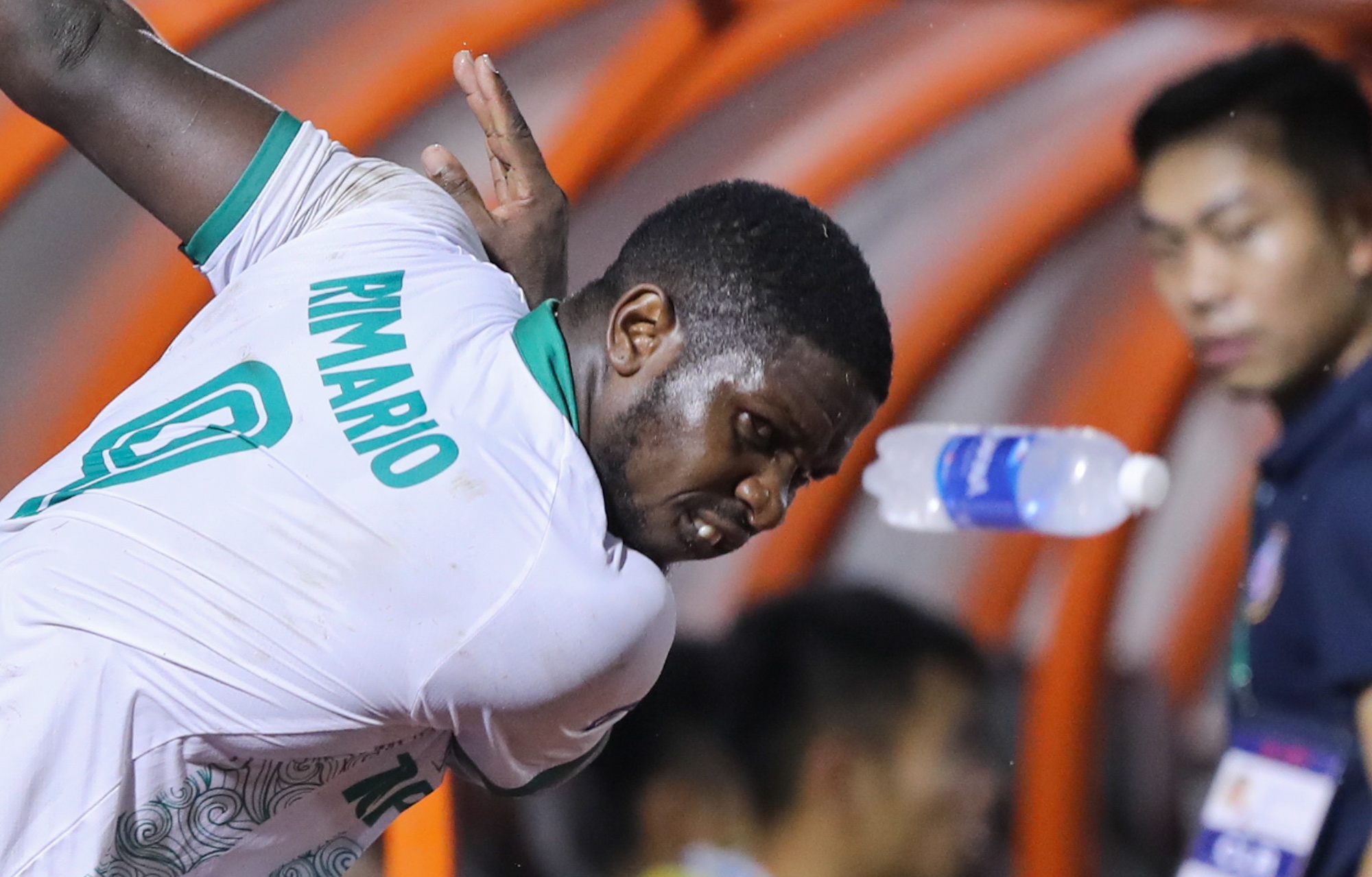 Ngoai binh CLB Binh Dinh nem chai nuoc vao san khi duoc thay ra hinh anh