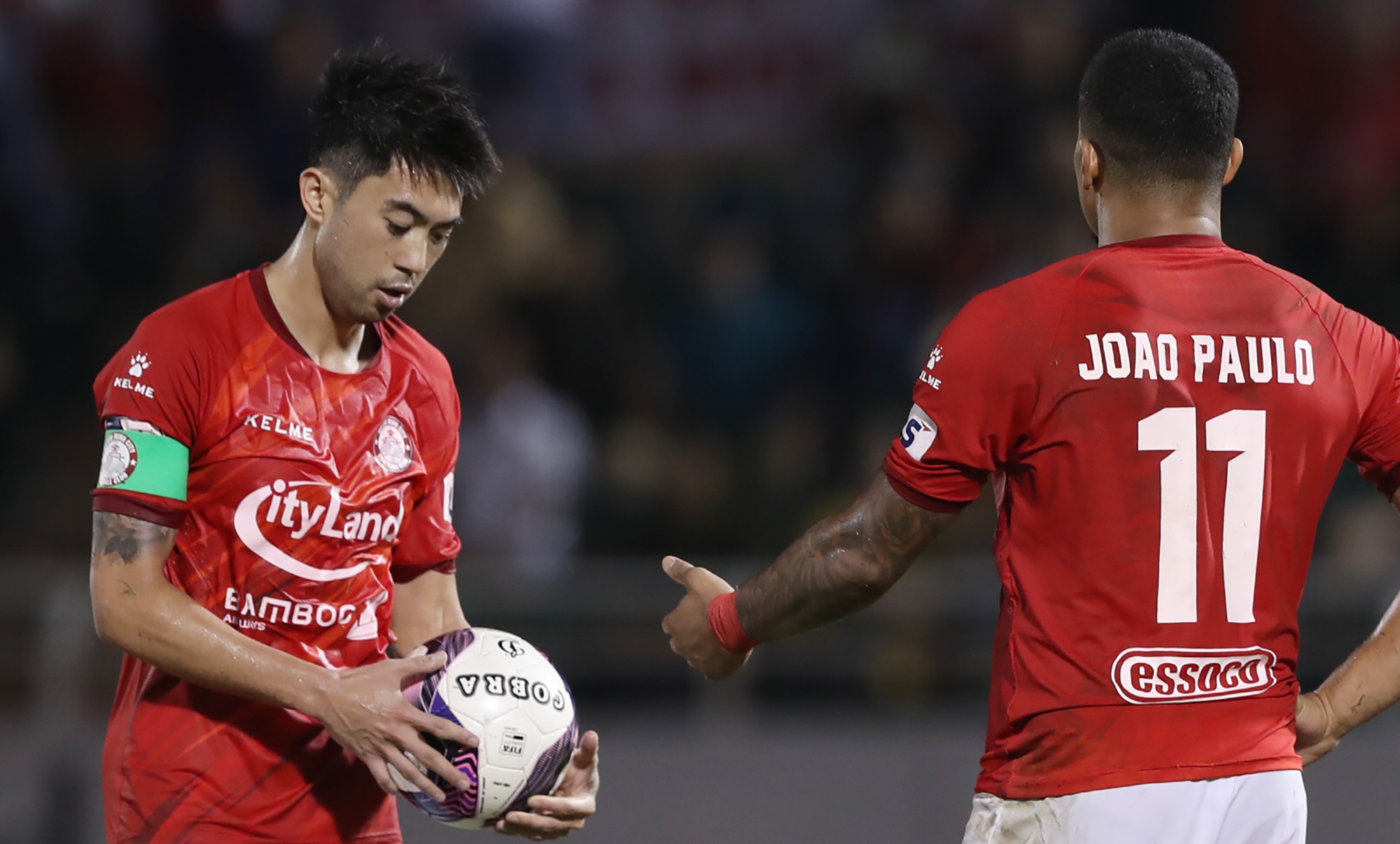 Lee Nguyen hai lan gianh da phat voi dong doi hinh anh