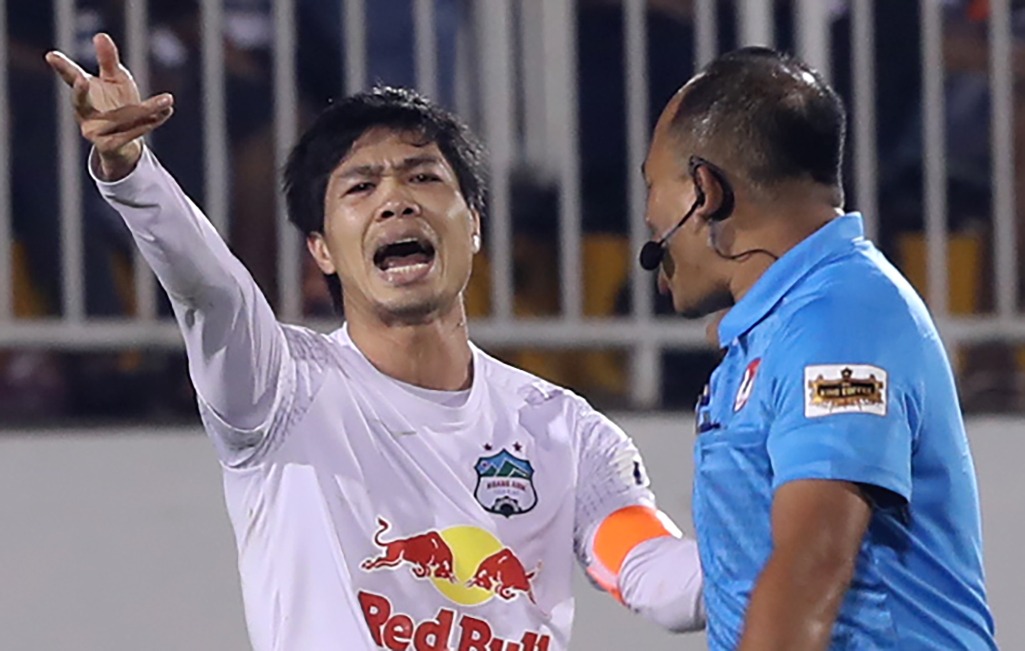 Cong Phuong, Van Toan buc xuc voi quyet dinh cua trong tai hinh anh