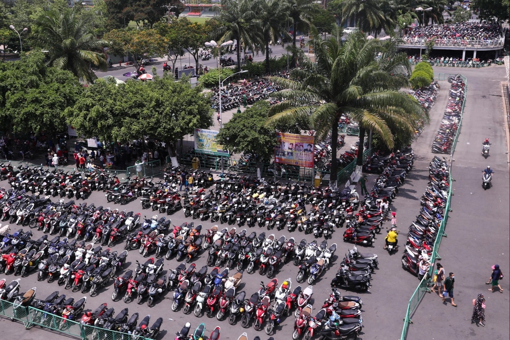 Bai do kin dac xe o Cong vien nuoc Dam Sen ngay 1/5 hinh anh