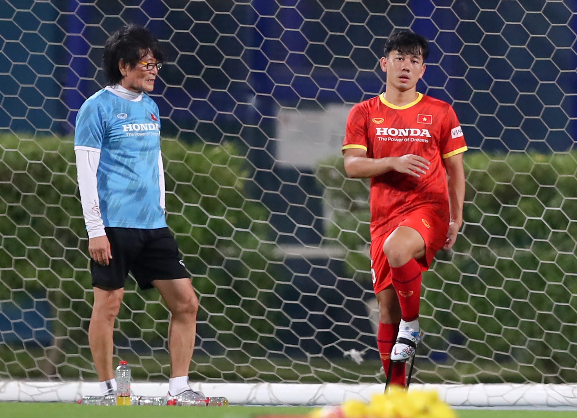 Minh Vuong phai tap rieng o UAE hinh anh