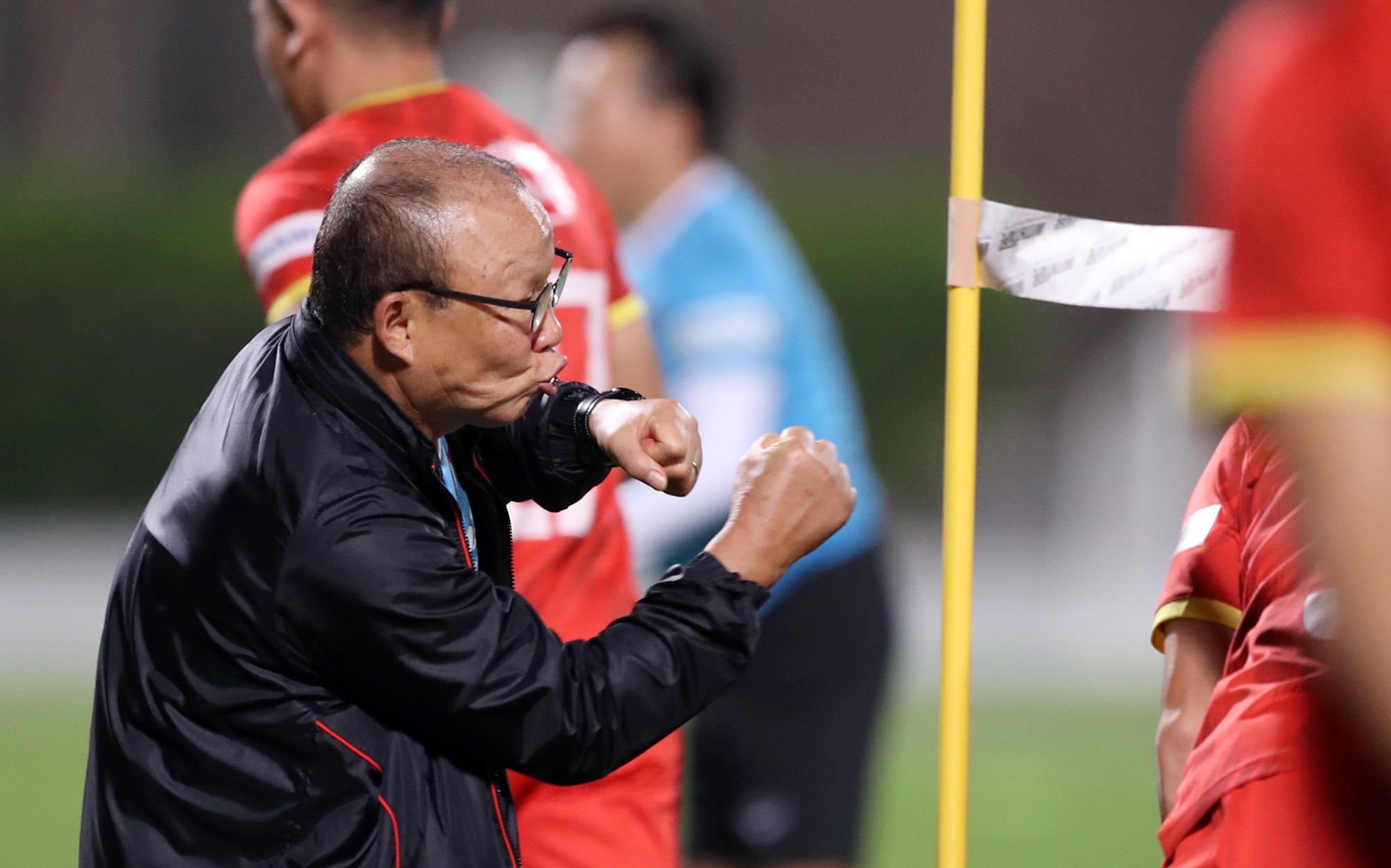 Thay Park phan ung khi hoc tro lo la buoi tap hinh anh